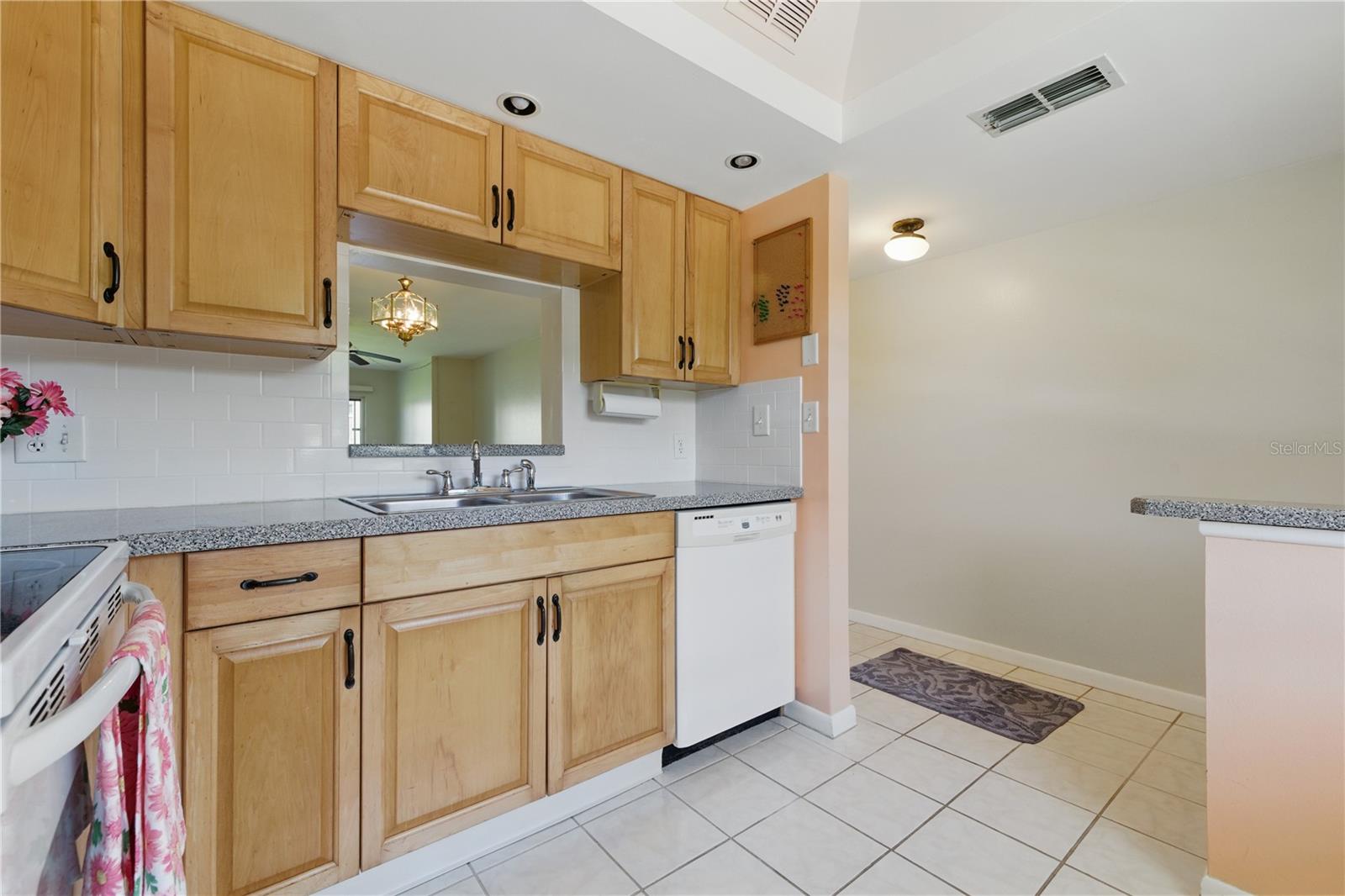 Listing photo id 8 for 1415 Doolittle Lane 106