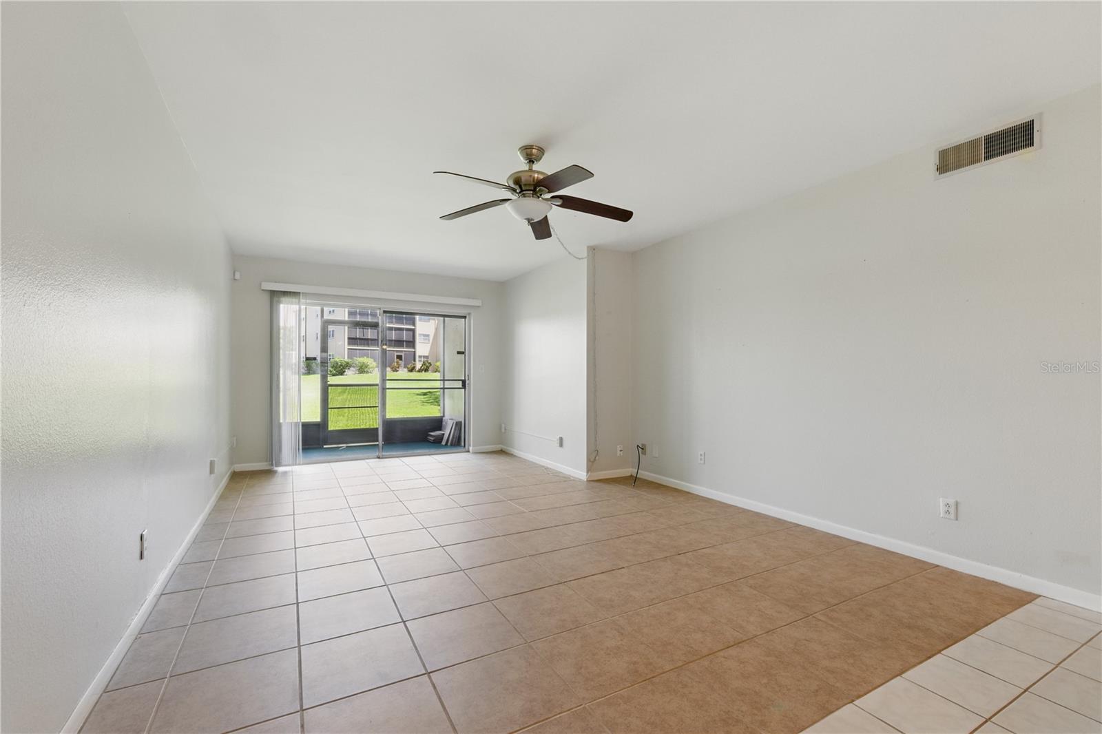 Listing photo id 10 for 1415 Doolittle Lane 106