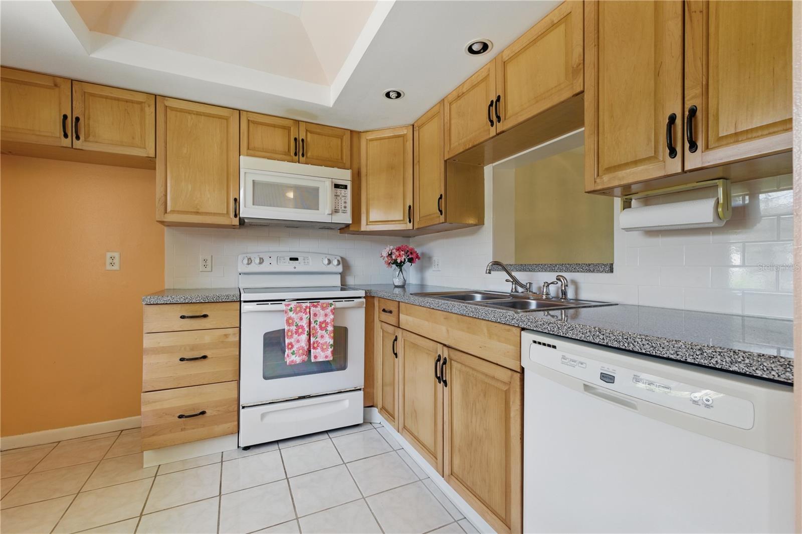 Listing photo id 6 for 1415 Doolittle Lane 106