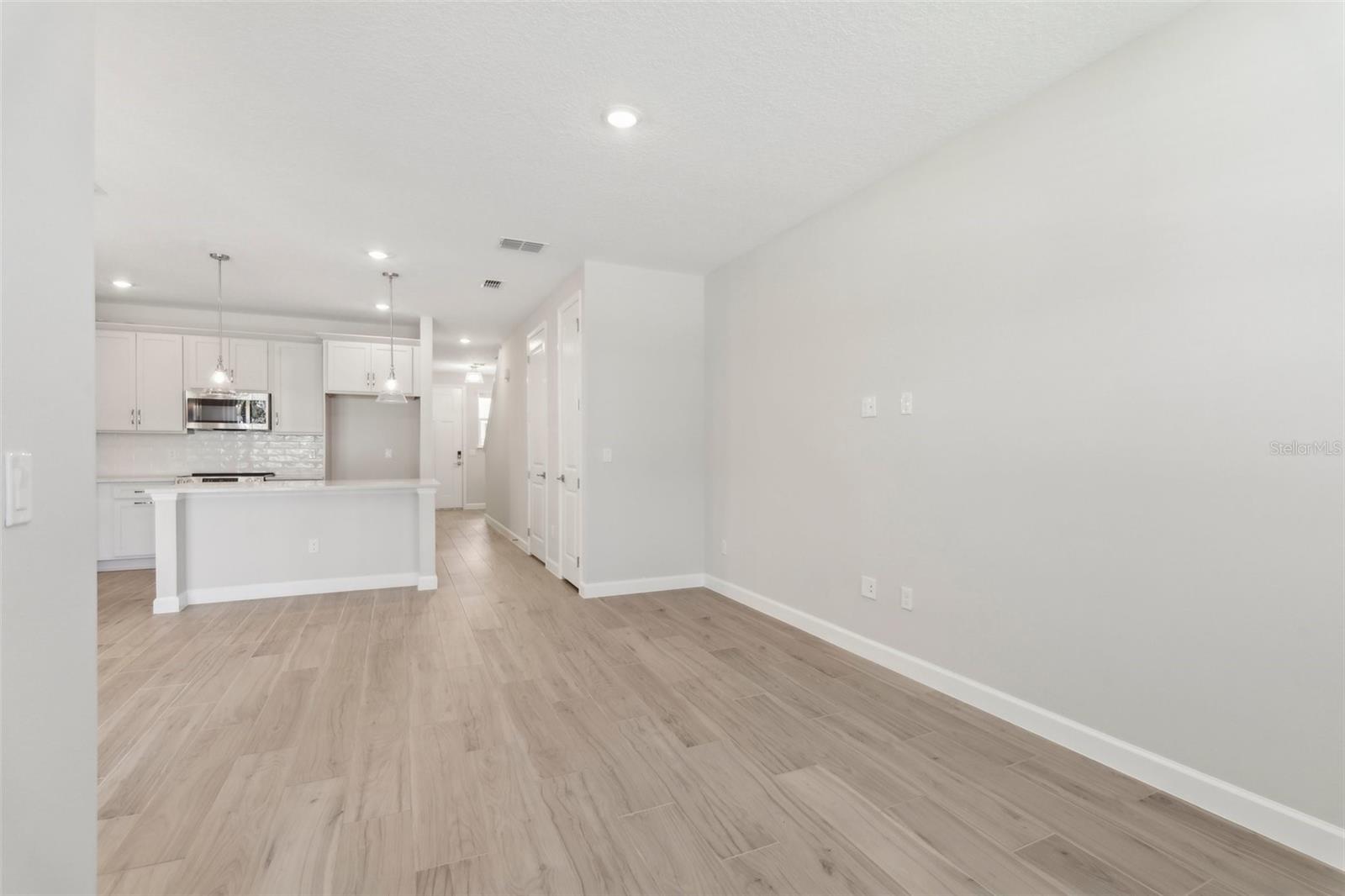 Listing photo id 8 for 7288 Deer Valley Circle
