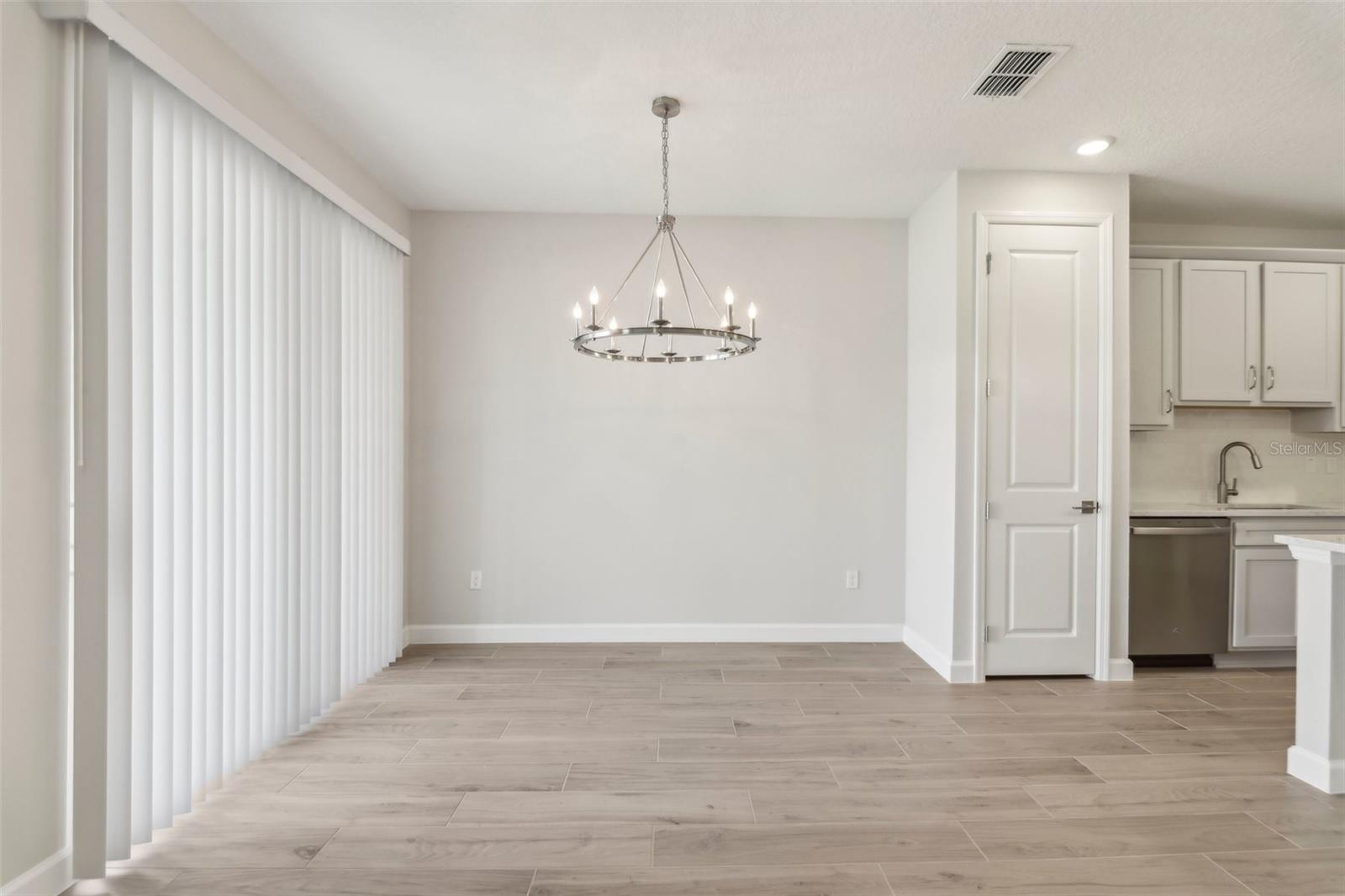 Listing photo id 9 for 7288 Deer Valley Circle