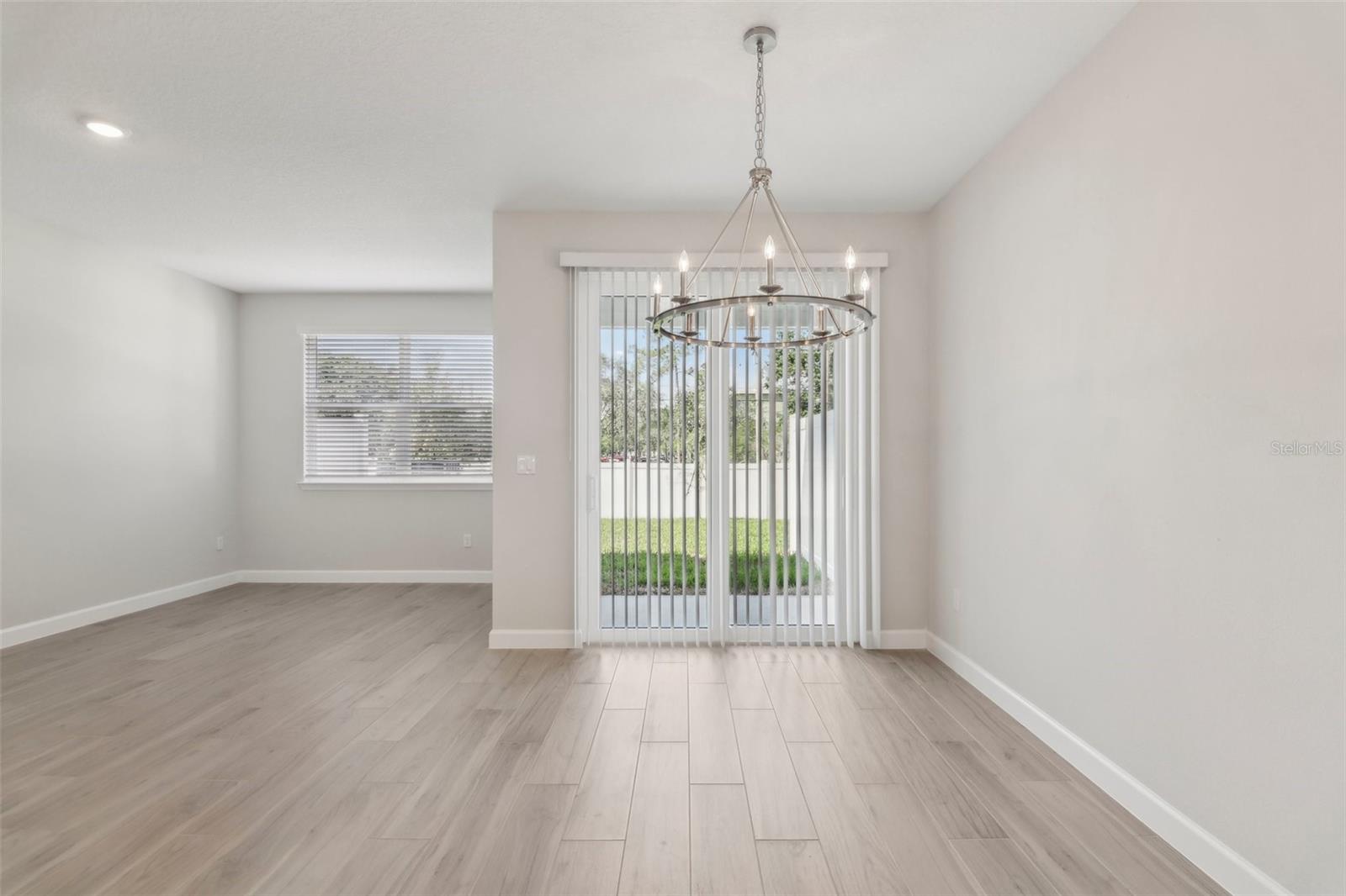 Listing photo id 10 for 7288 Deer Valley Circle