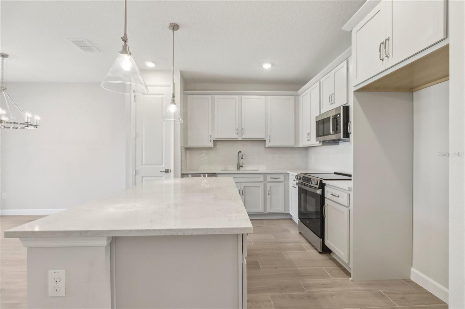 Listing photo id 11 for 7288 Deer Valley Circle