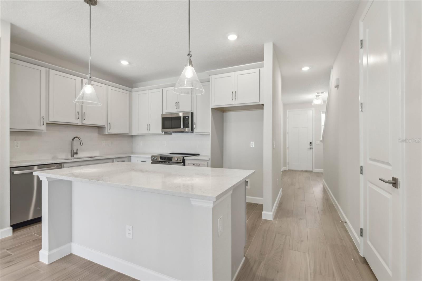 Listing photo id 12 for 7288 Deer Valley Circle
