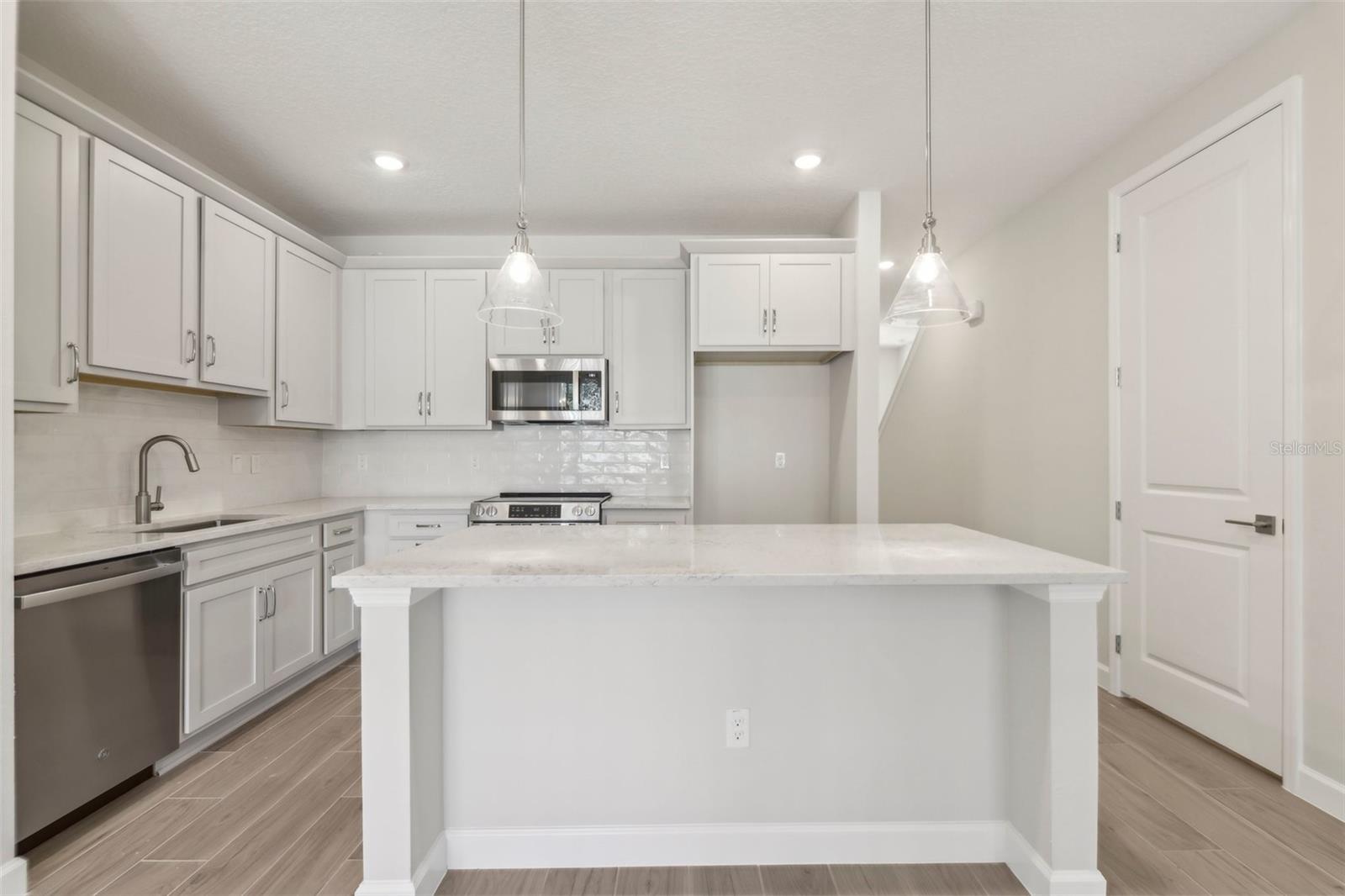 Listing photo id 13 for 7288 Deer Valley Circle