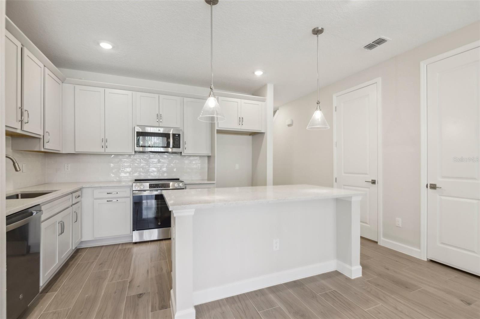 Listing photo id 14 for 7288 Deer Valley Circle