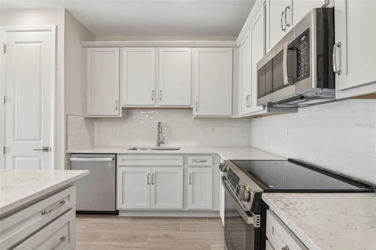 Listing photo id 16 for 7288 Deer Valley Circle