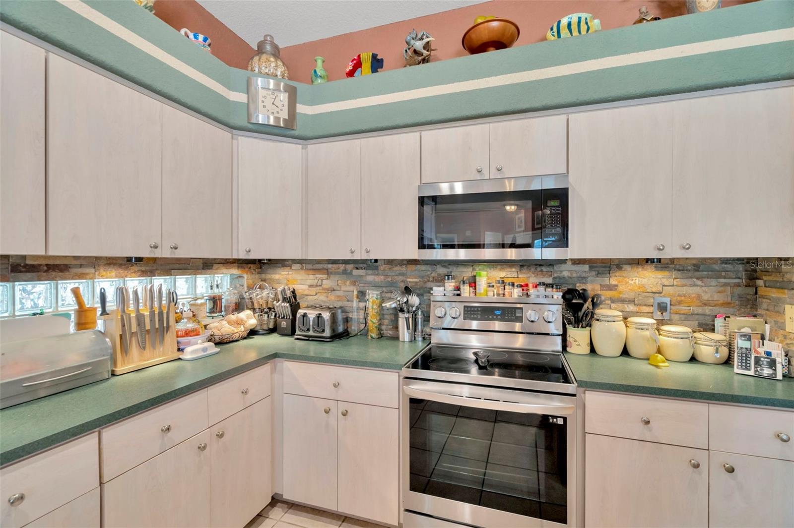Image 10 of 29 For 14680 Linden Drive