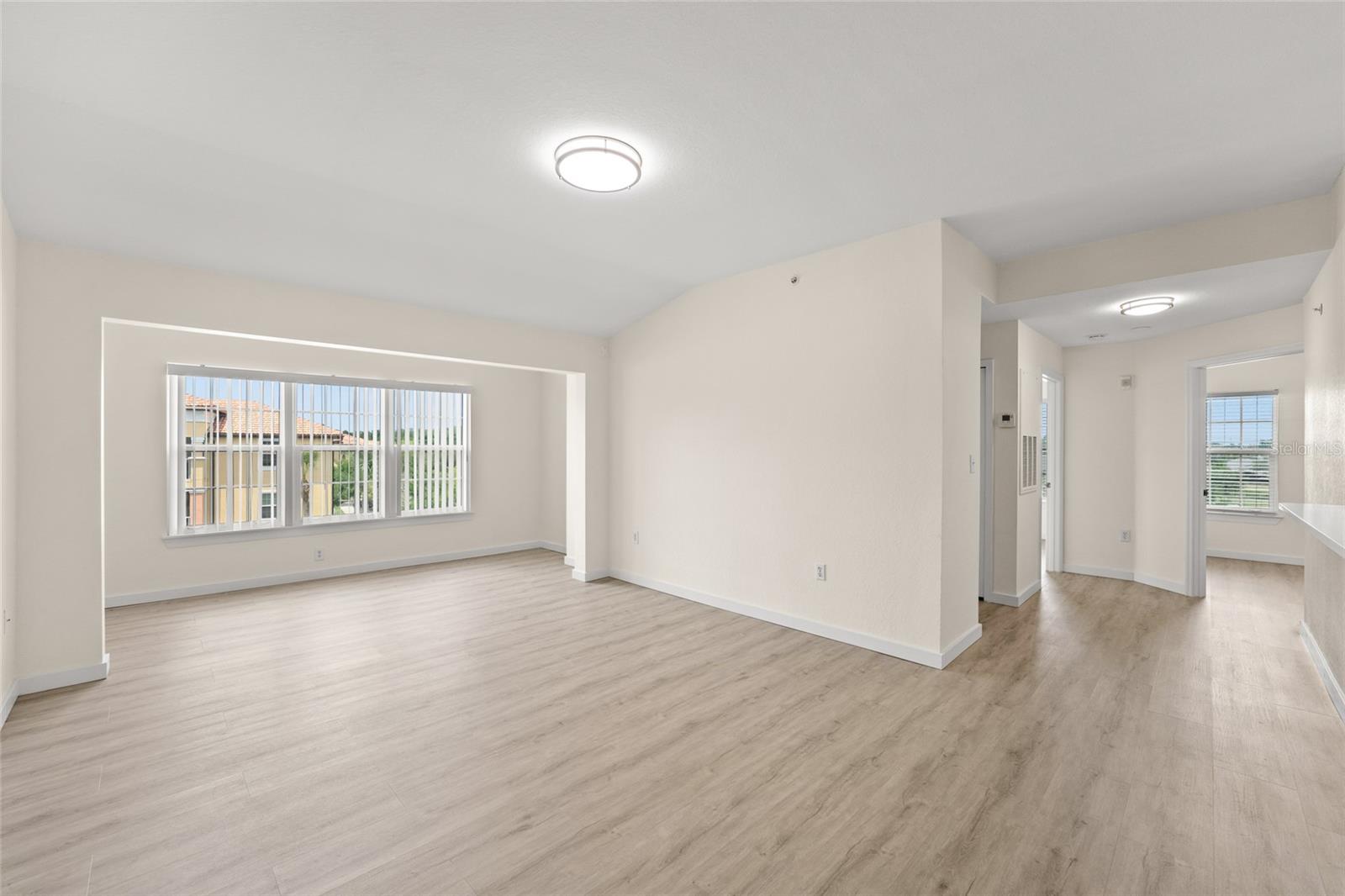 Image 10 of 31 For 5447 Vineland Road 1308
