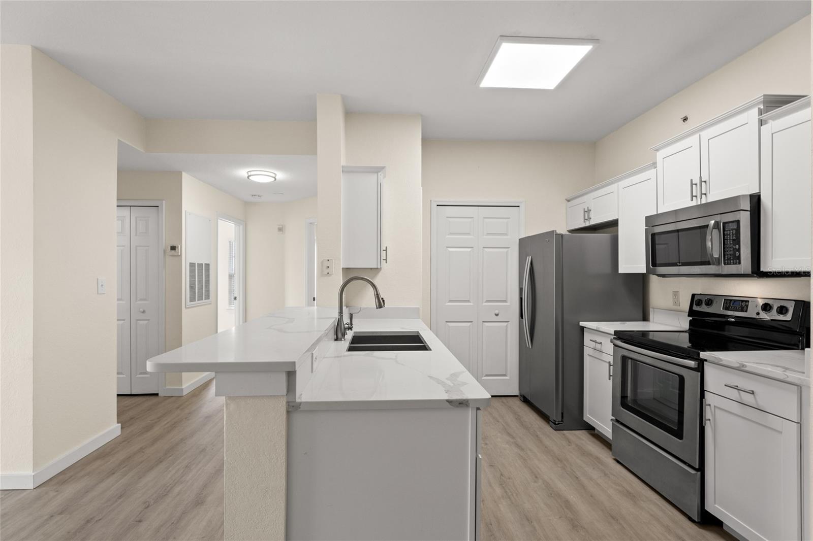 Image 11 of 31 For 5447 Vineland Road 1308