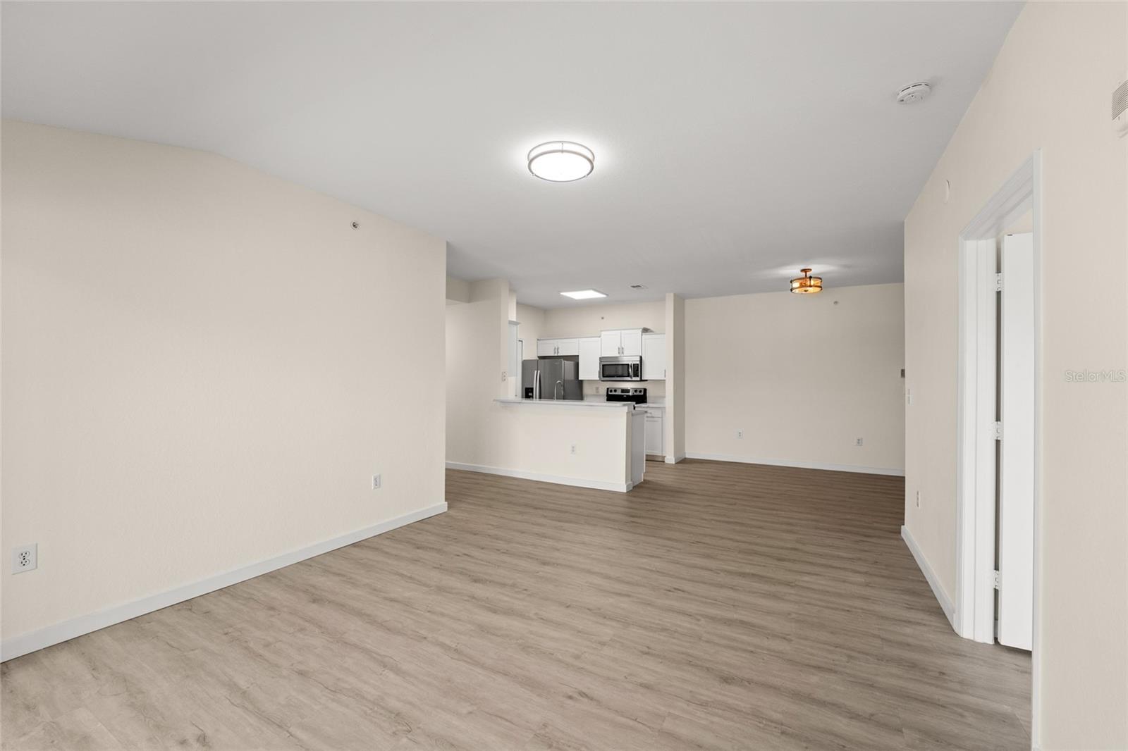 Image 13 of 31 For 5447 Vineland Road 1308