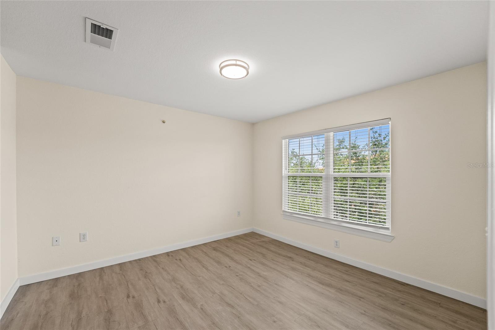 Image 15 of 31 For 5447 Vineland Road 1308