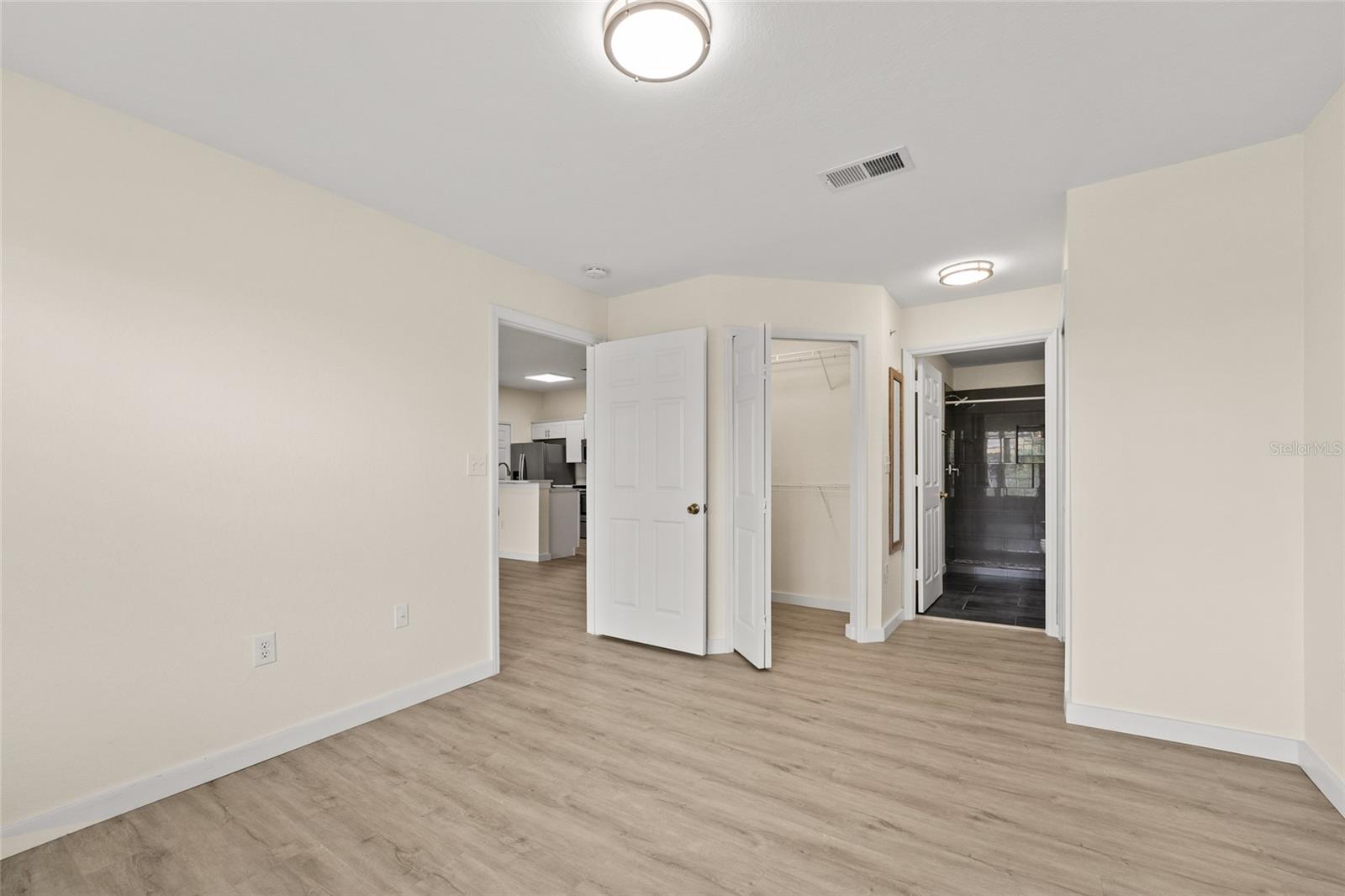 Image 16 of 31 For 5447 Vineland Road 1308