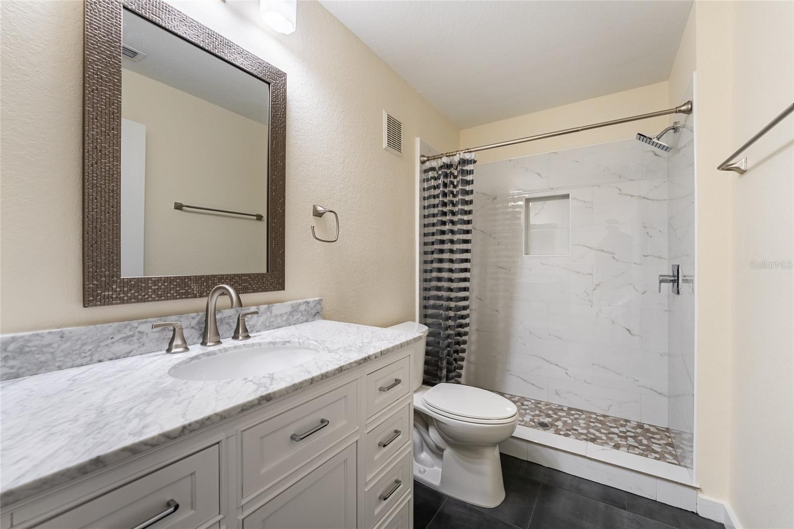 Image 19 of 31 For 5447 Vineland Road 1308