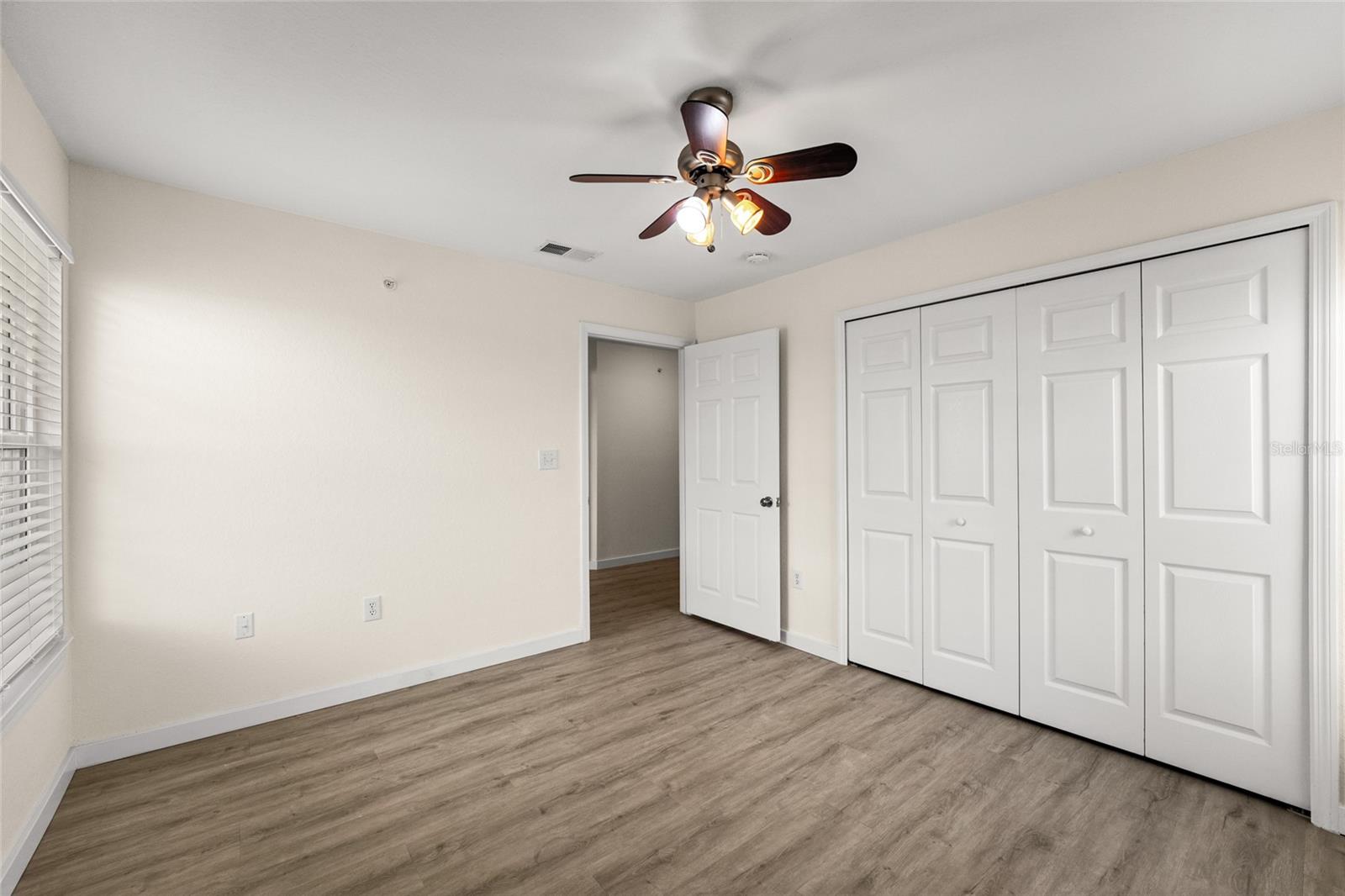 Image 23 of 31 For 5447 Vineland Road 1308