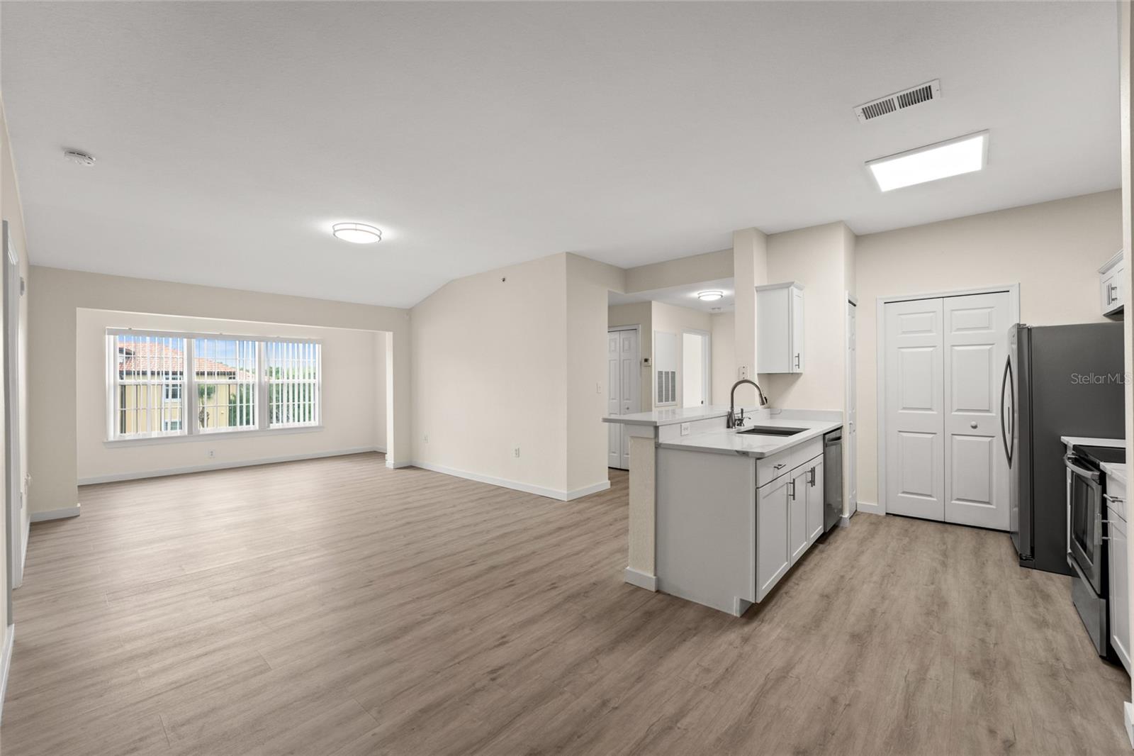 Image 3 of 31 For 5447 Vineland Road 1308