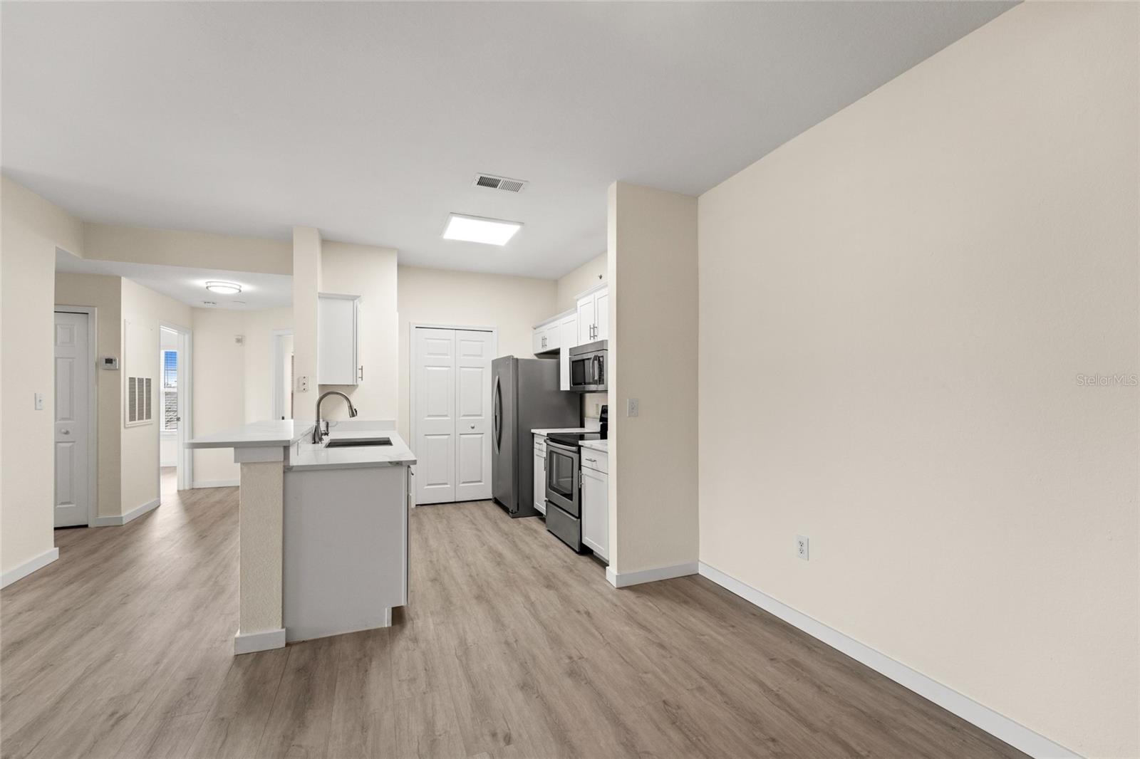 Image 4 of 31 For 5447 Vineland Road 1308