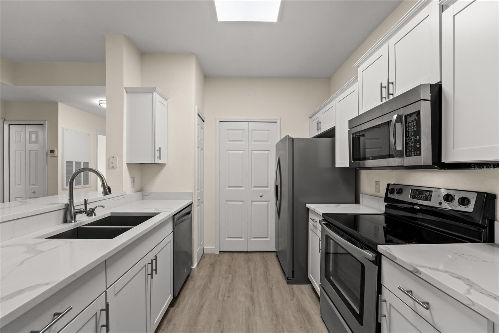 Image 5 of 31 For 5447 Vineland Road 1308
