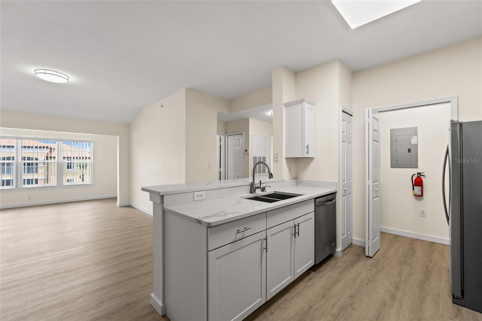 Image 6 of 31 For 5447 Vineland Road 1308