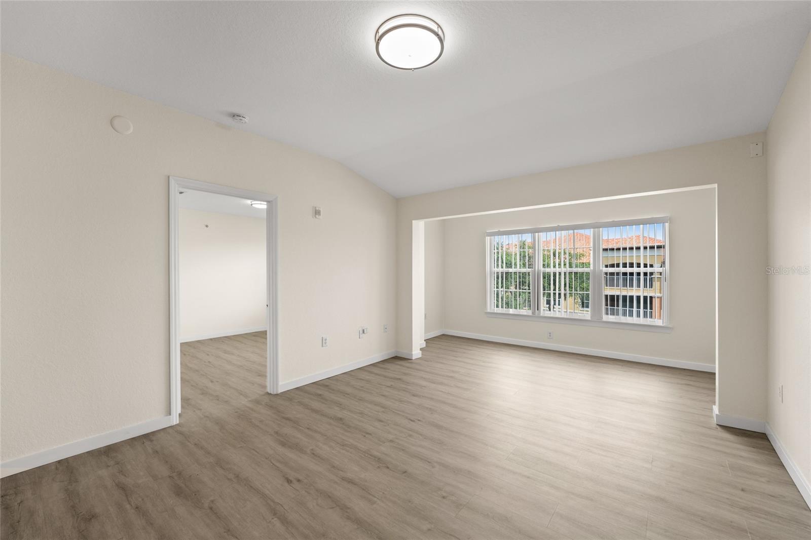 Image 9 of 31 For 5447 Vineland Road 1308
