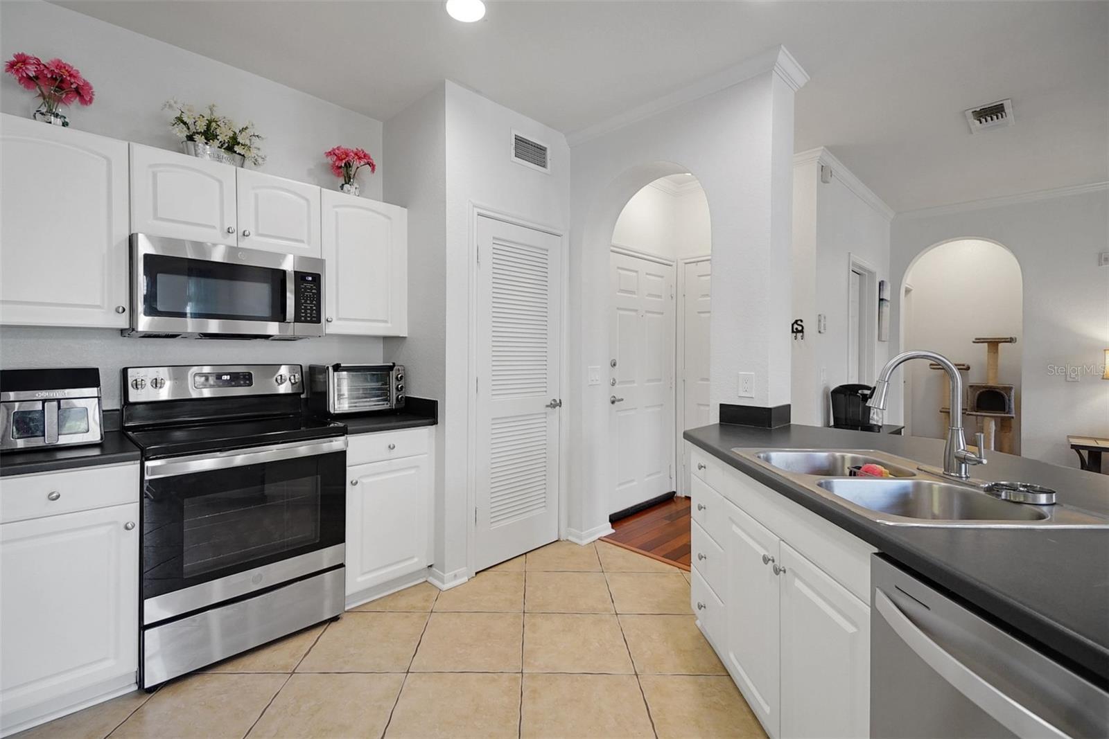 Image 12 of 34 For 860 Orange Avenue 448