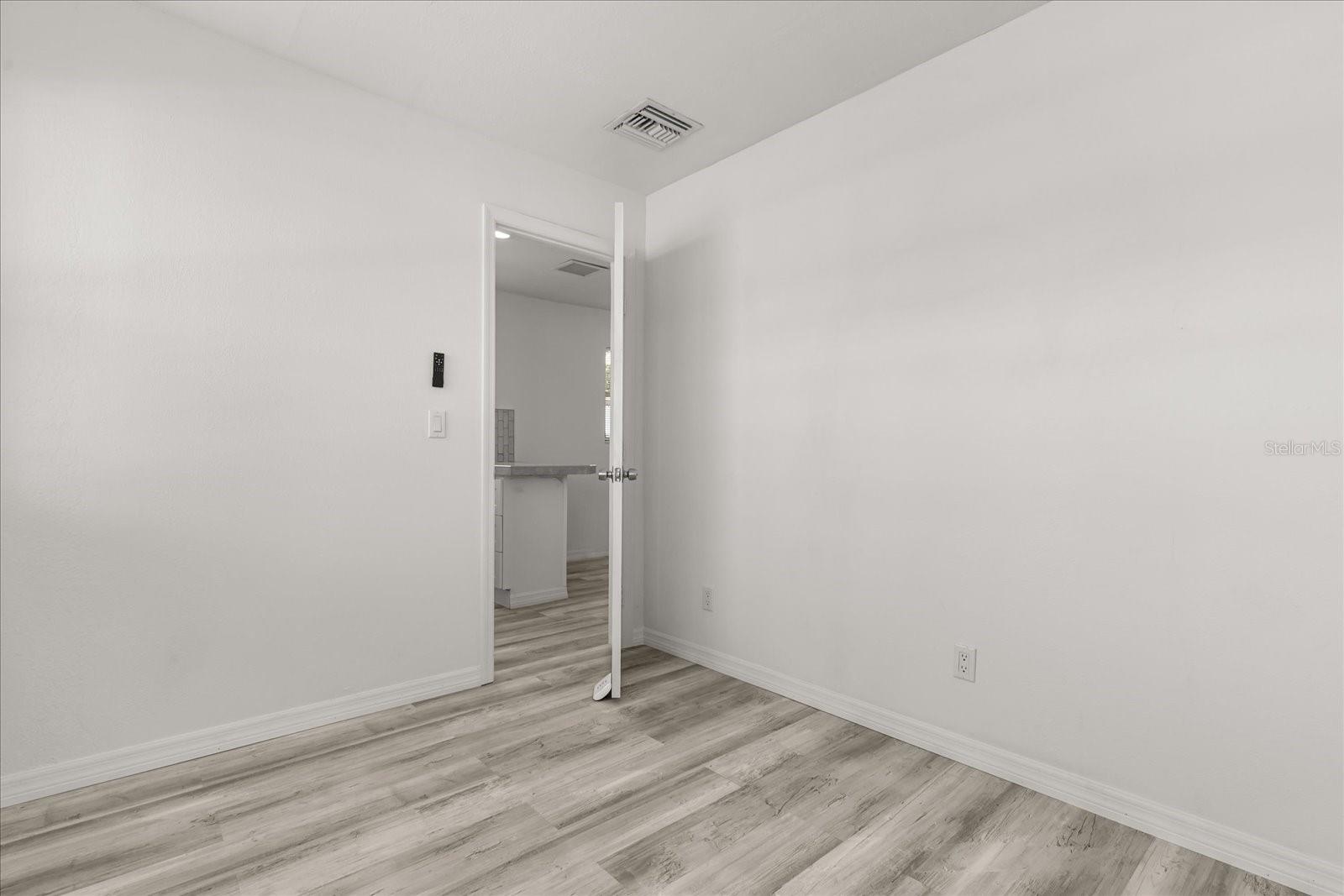Listing photo id 11 for 1465 Pierce Street