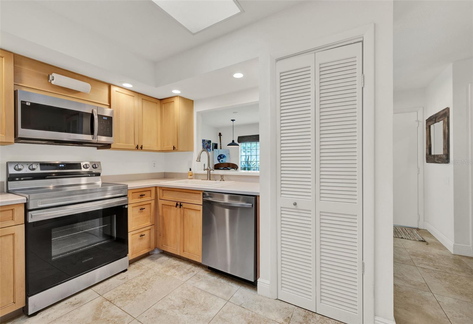 Image 5 of 25 For 8248 Limetree Court