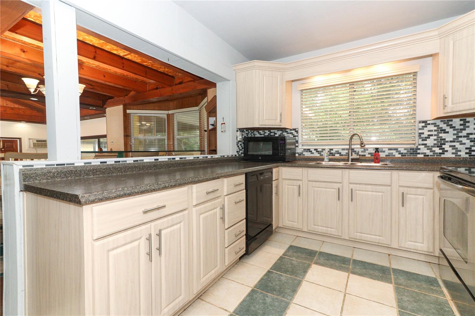 Image 12 of 41 For 317 White Oak Drive