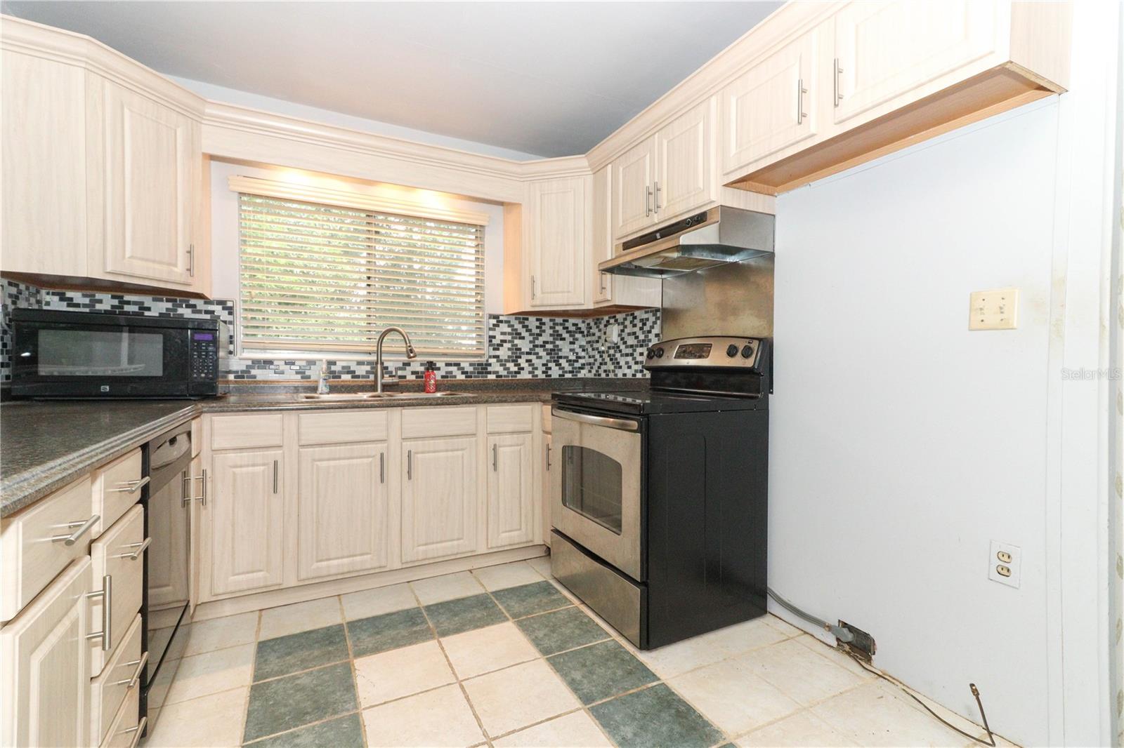 Image 13 of 41 For 317 White Oak Drive