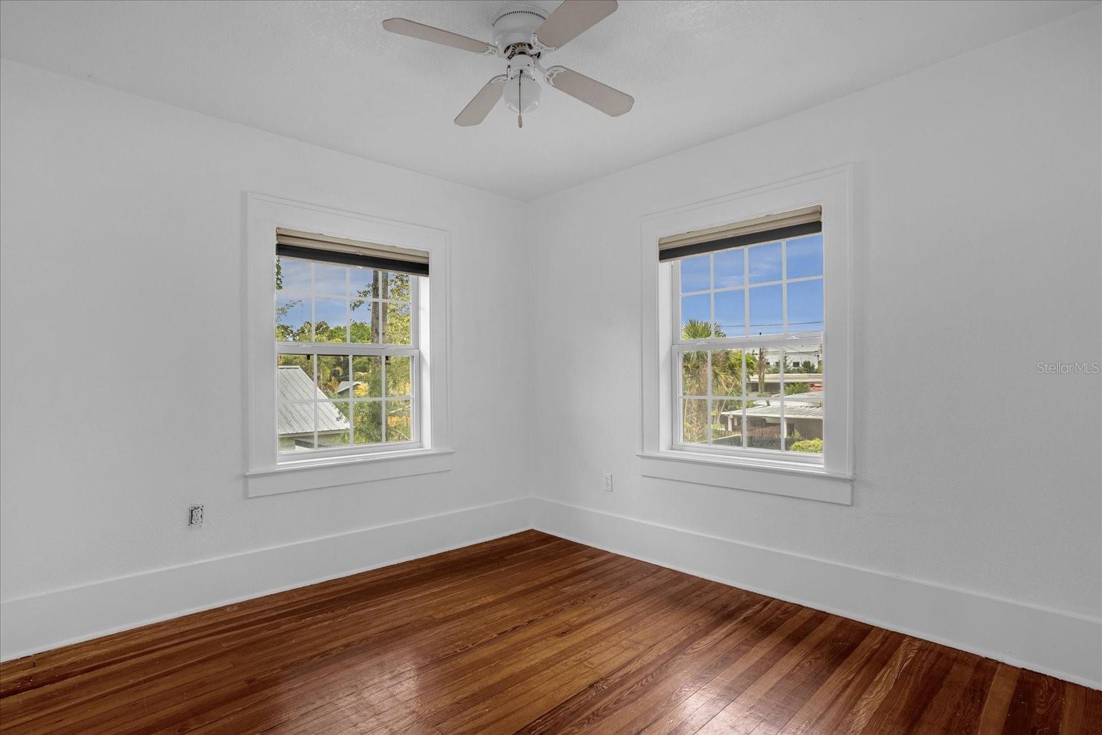 Image 24 of 35 For 490 Shoreview Avenue