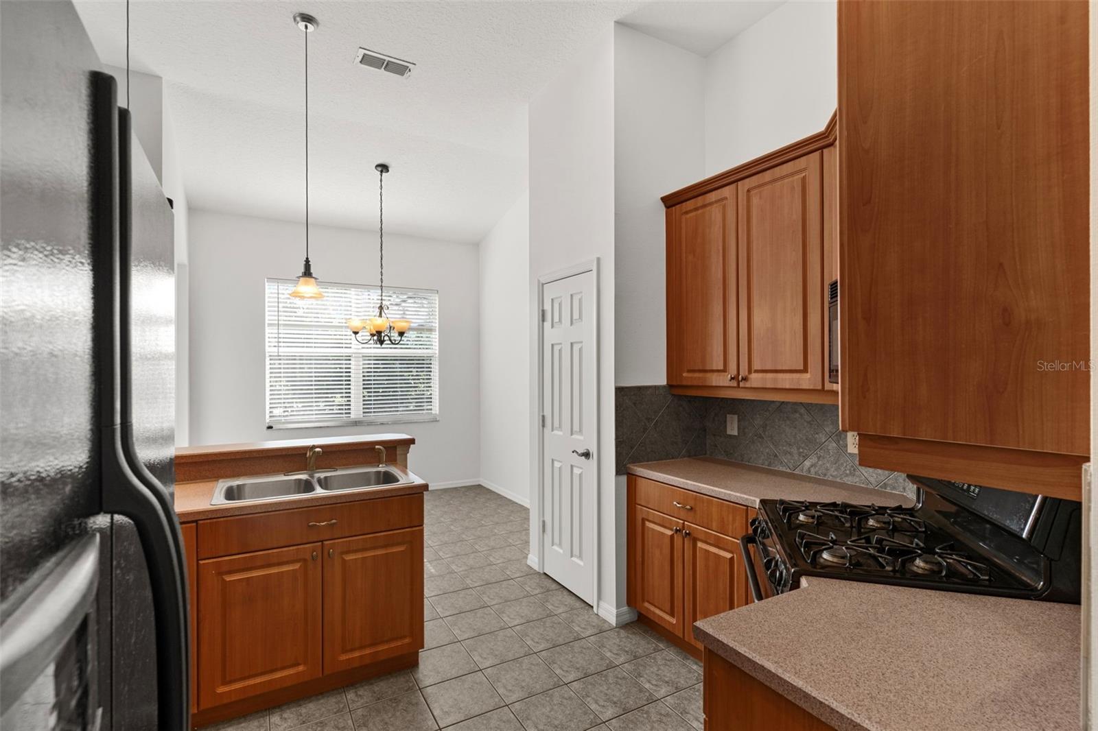 Listing photo id 12 for 4520 Barrister Drive