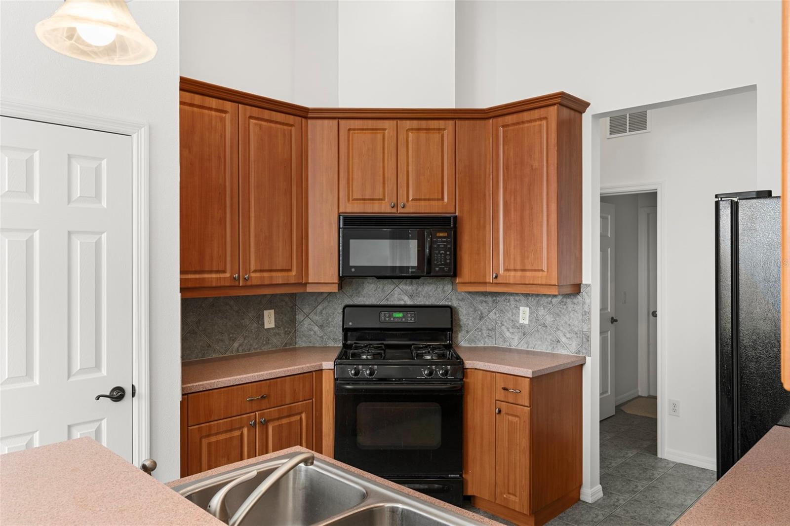 Listing photo id 13 for 4520 Barrister Drive