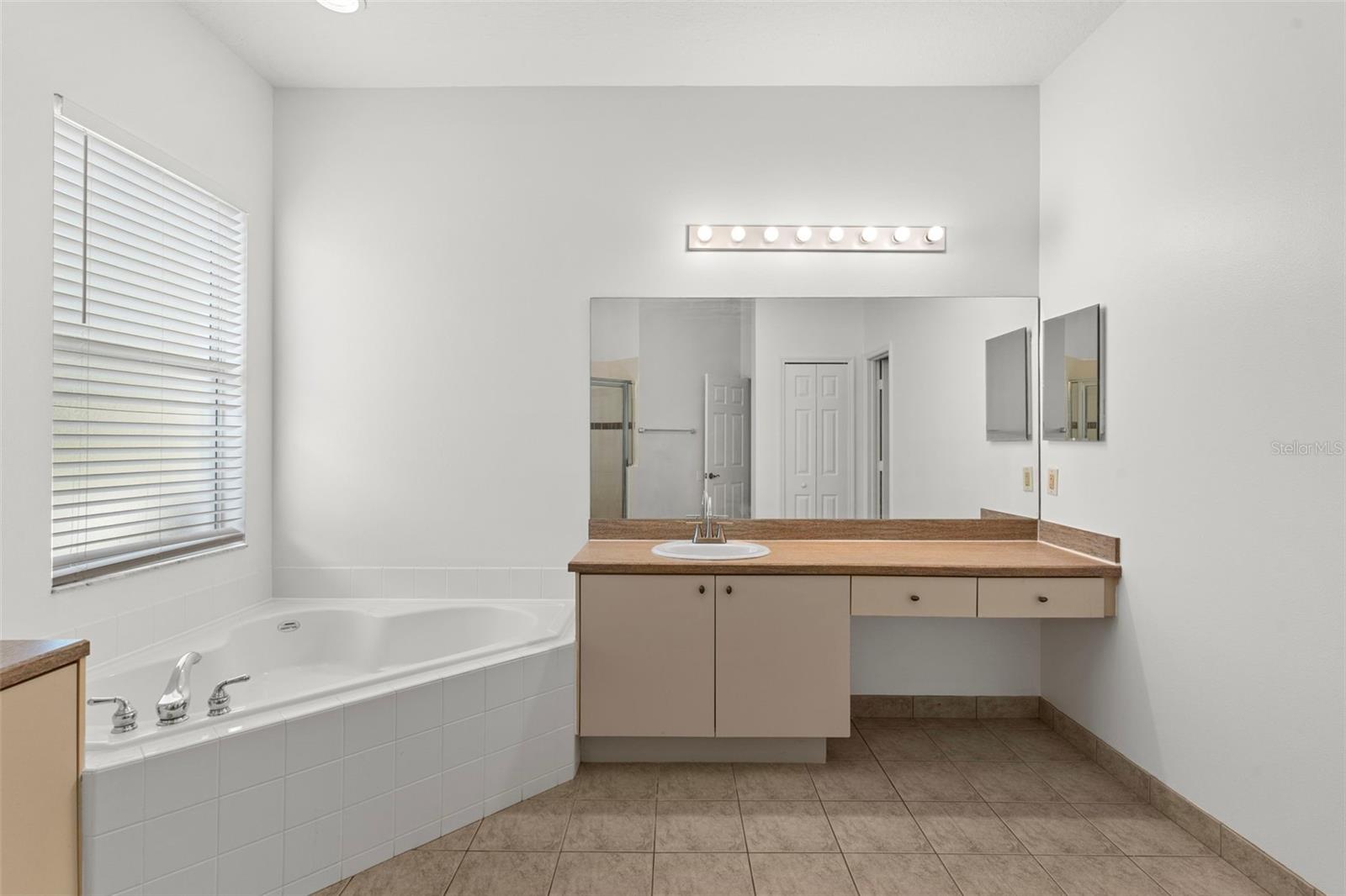 Listing photo id 19 for 4520 Barrister Drive