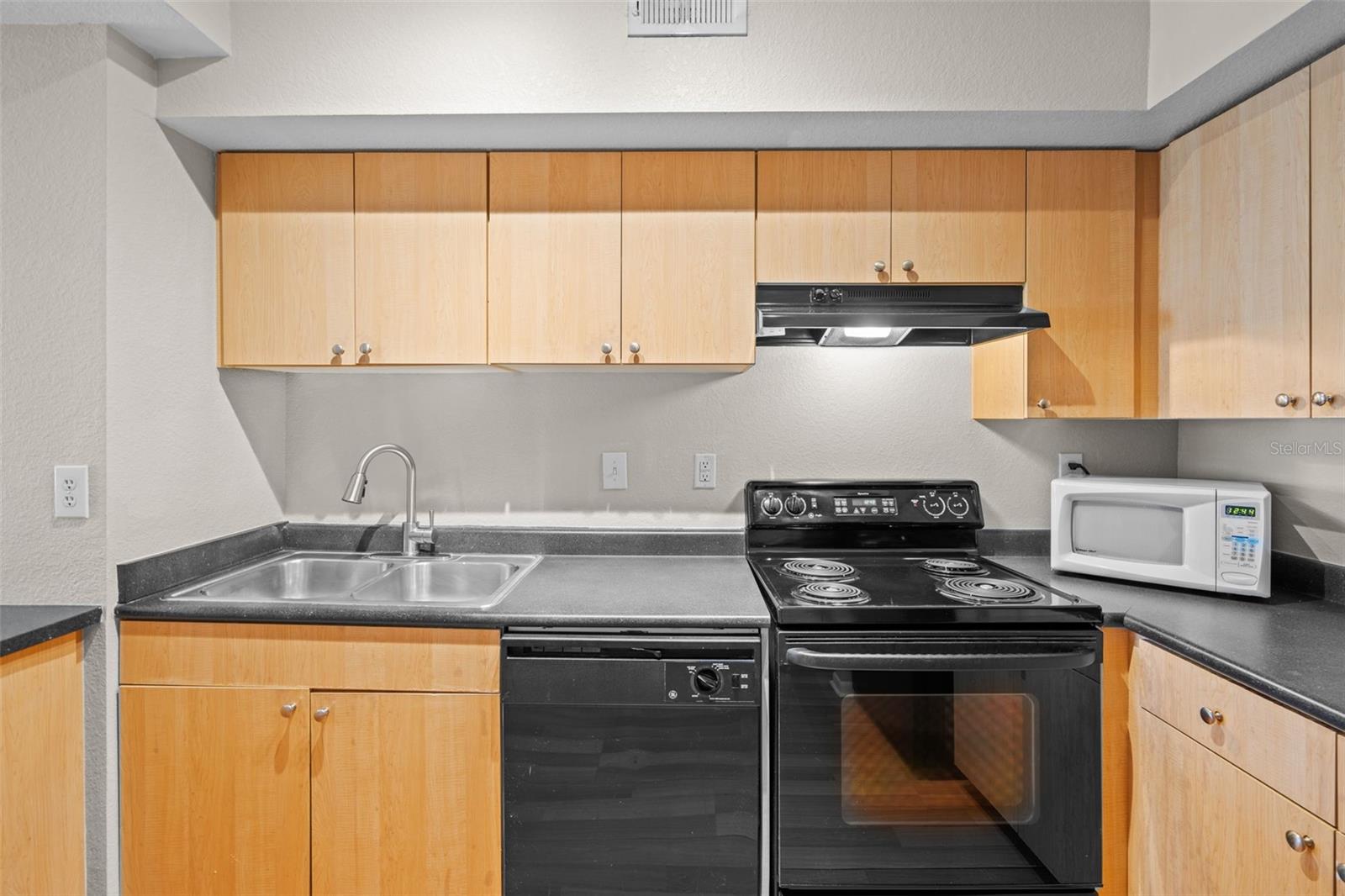 Image 12 of 27 For 2411 Horatio Street 537