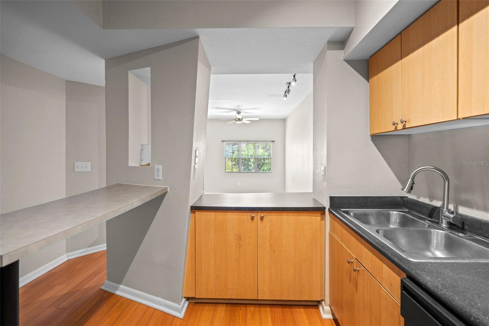 Image 13 of 27 For 2411 Horatio Street 537