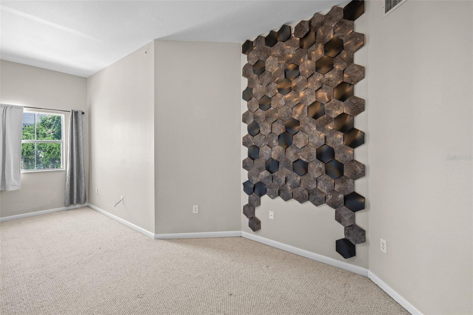 Image 17 of 27 For 2411 Horatio Street 537