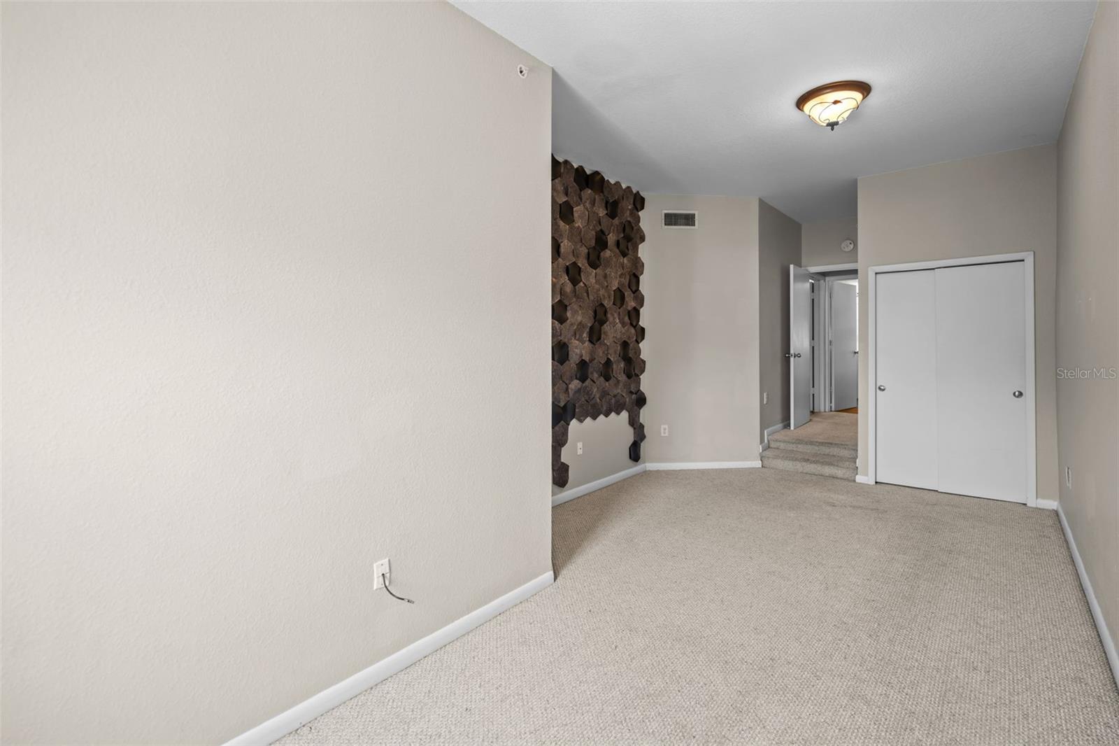 Image 18 of 27 For 2411 Horatio Street 537