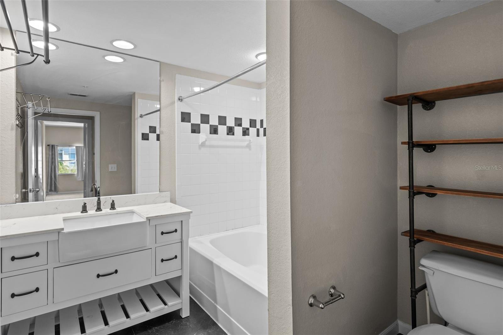 Image 24 of 27 For 2411 Horatio Street 537