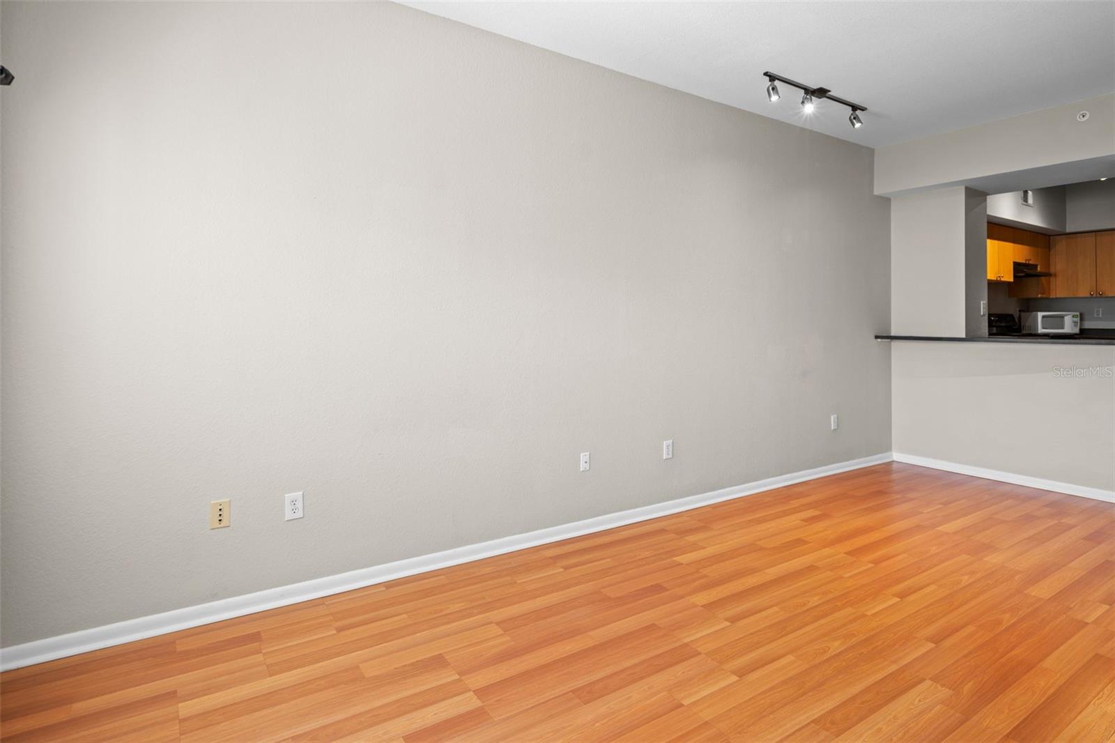Image 5 of 27 For 2411 Horatio Street 537