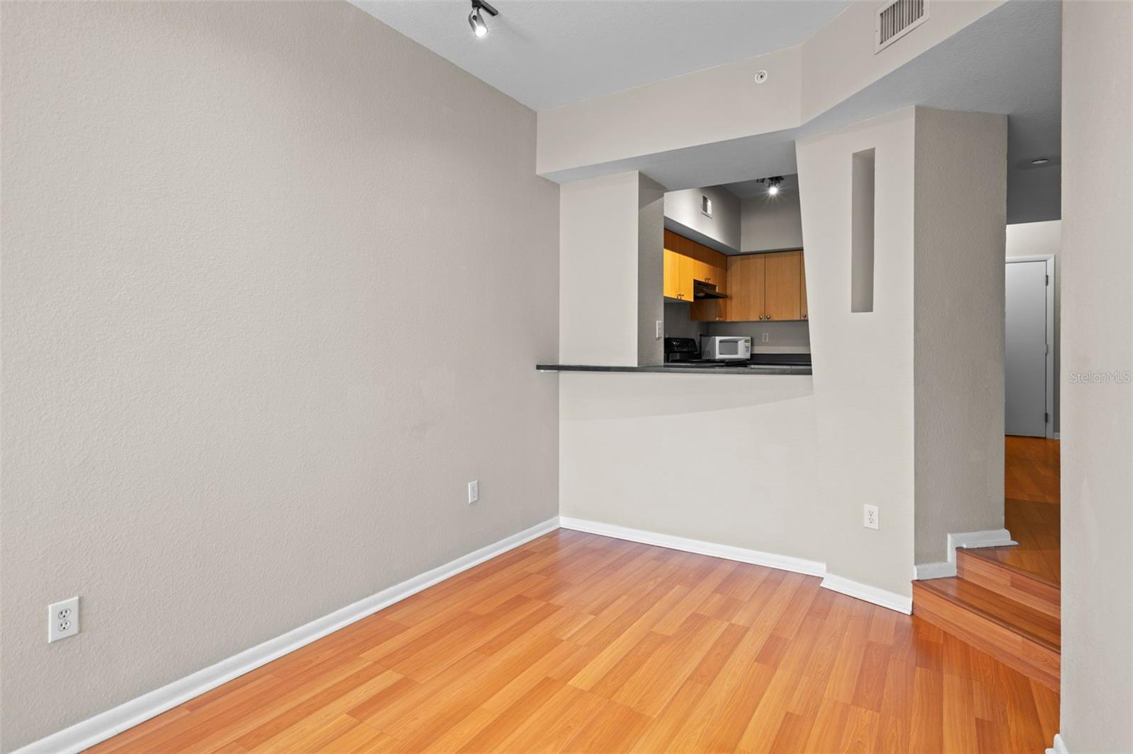 Image 8 of 27 For 2411 Horatio Street 537