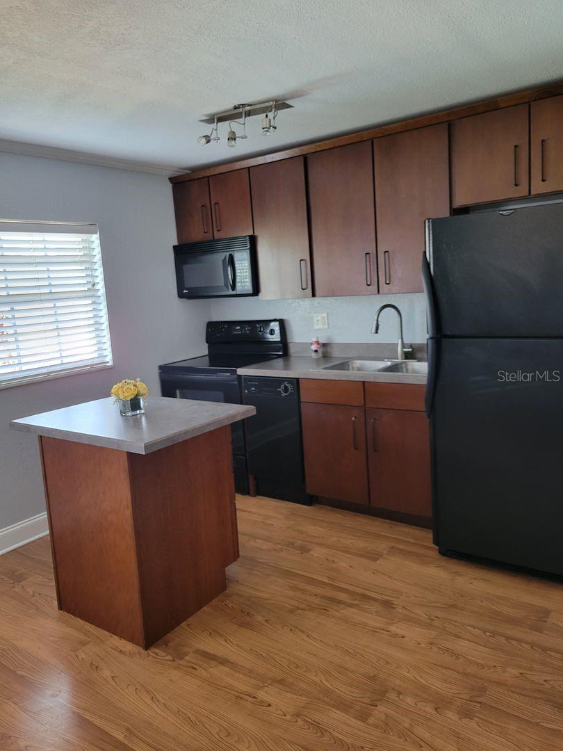 Image 7 of 14 For 1521 Catherine Street 16