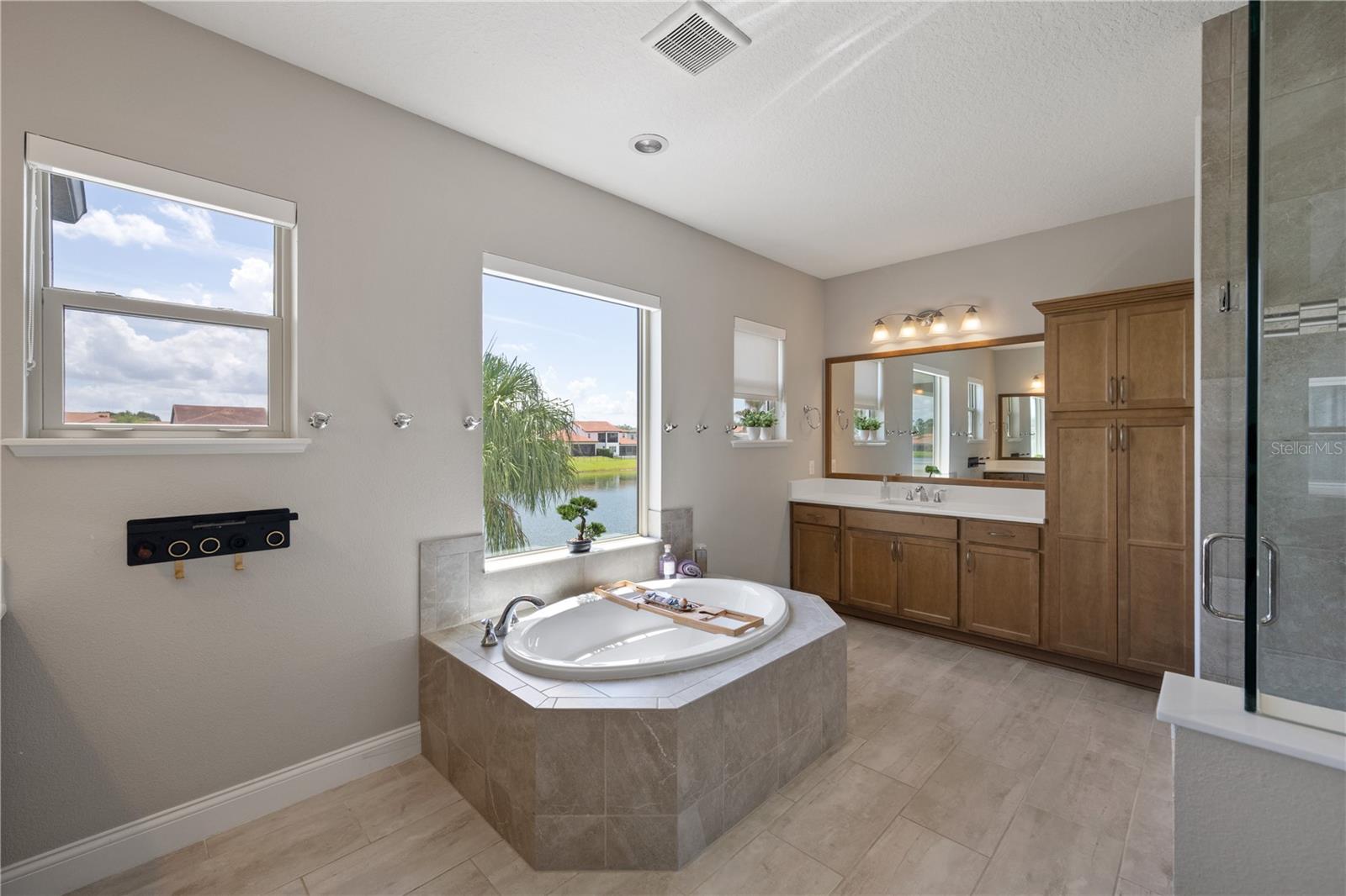Image 16 of 40 For 10529 Royal Cypress Way