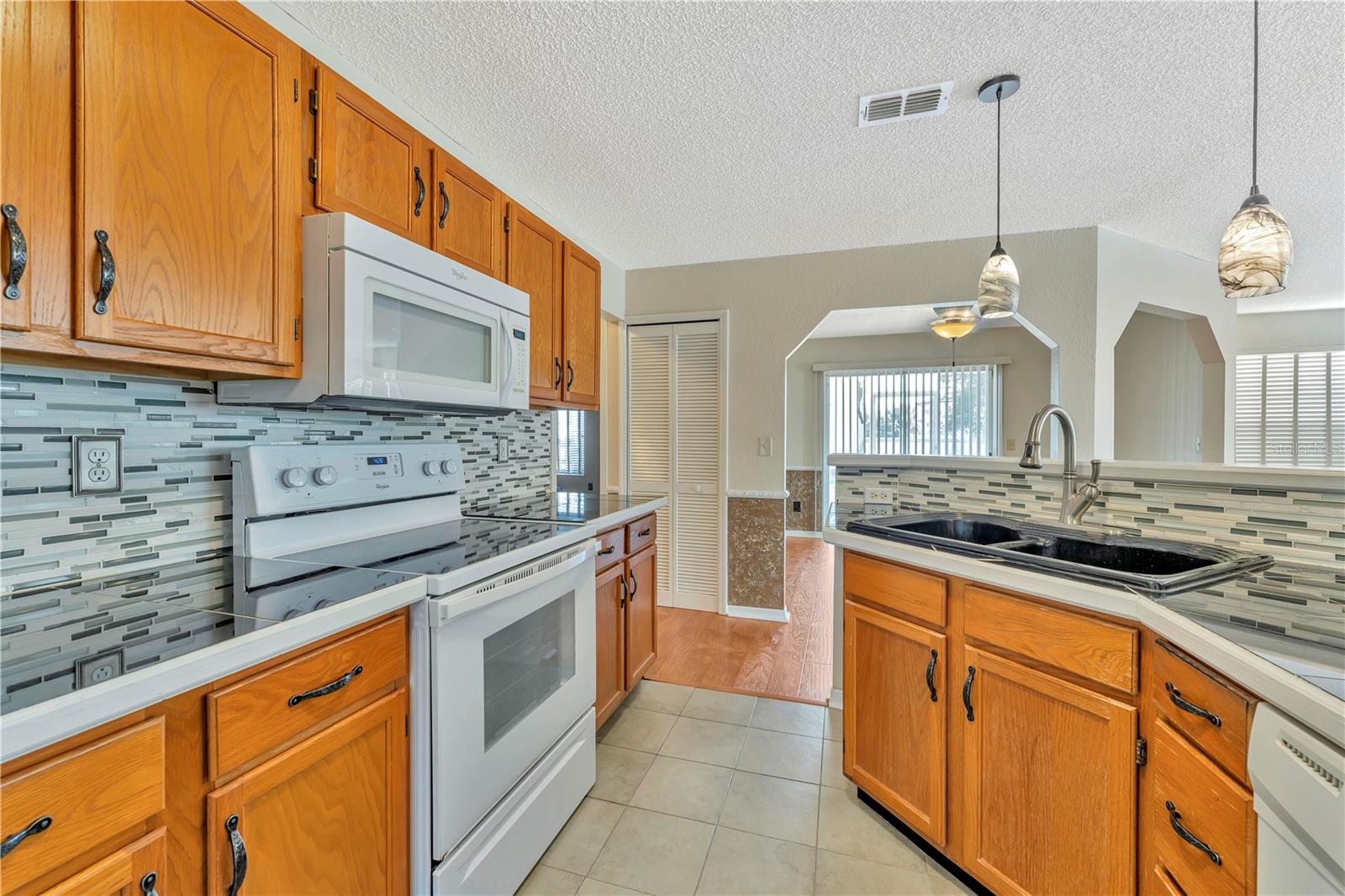 Image 17 of 31 For 935 Northern Dancer Way  107