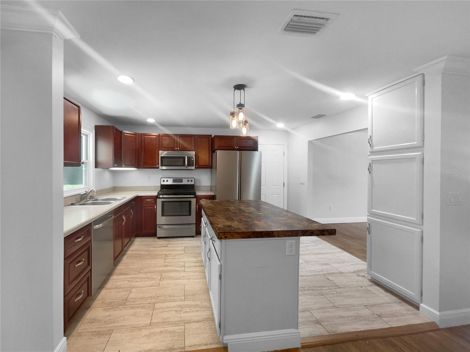 Image 6 of 20 For 520 Sumner Avenue