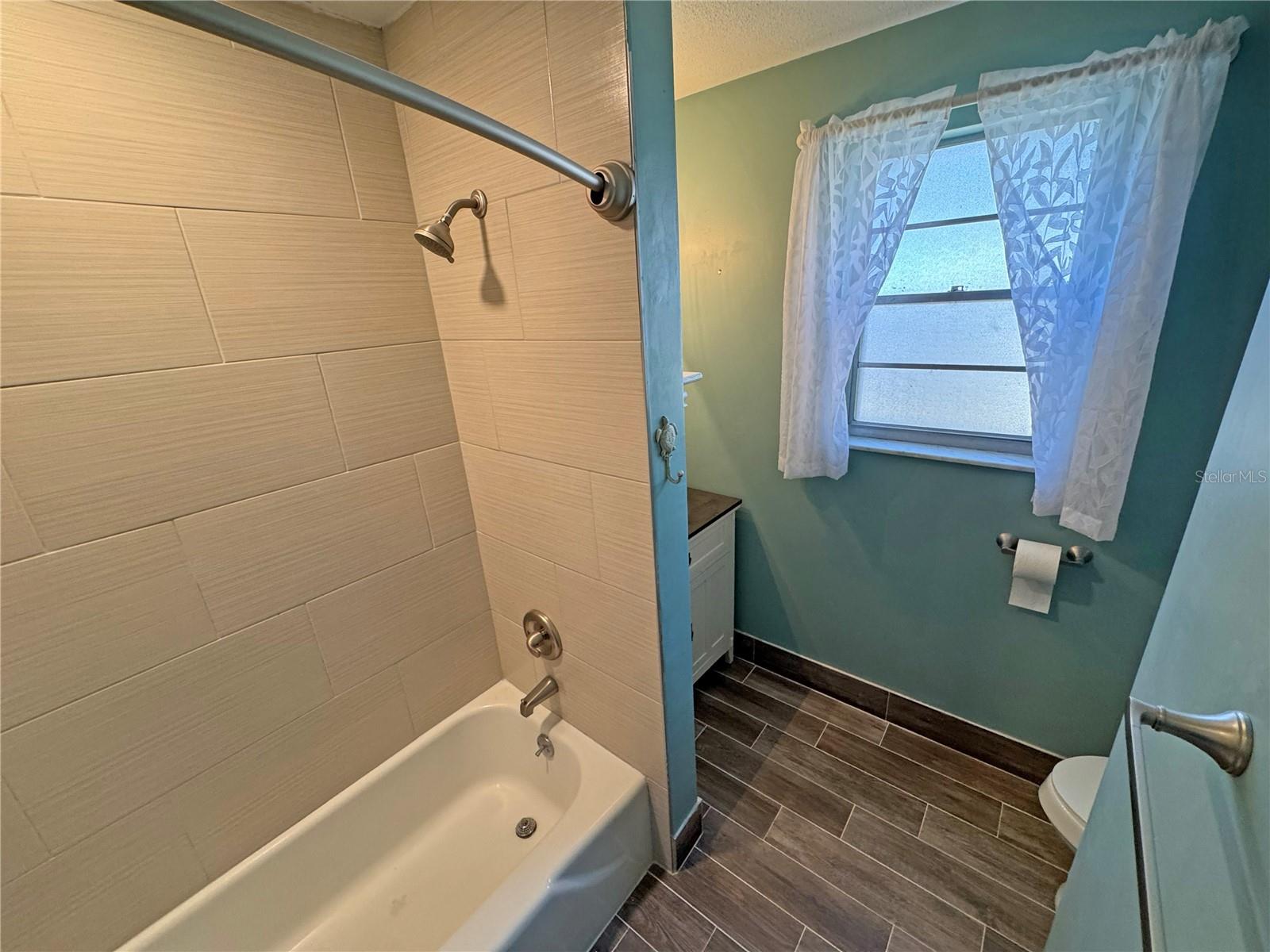Image 17 of 21 For 1421 Suwanee Road