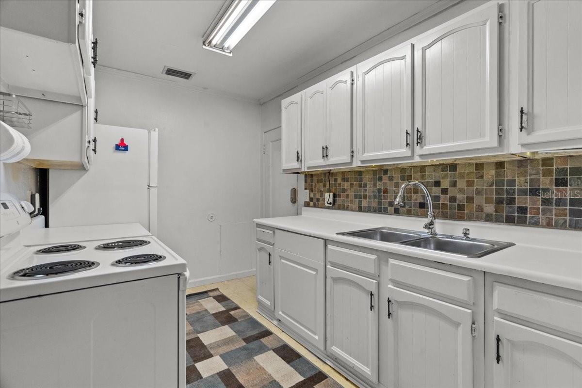 Image 12 of 40 For 11 Plumosa Avenue