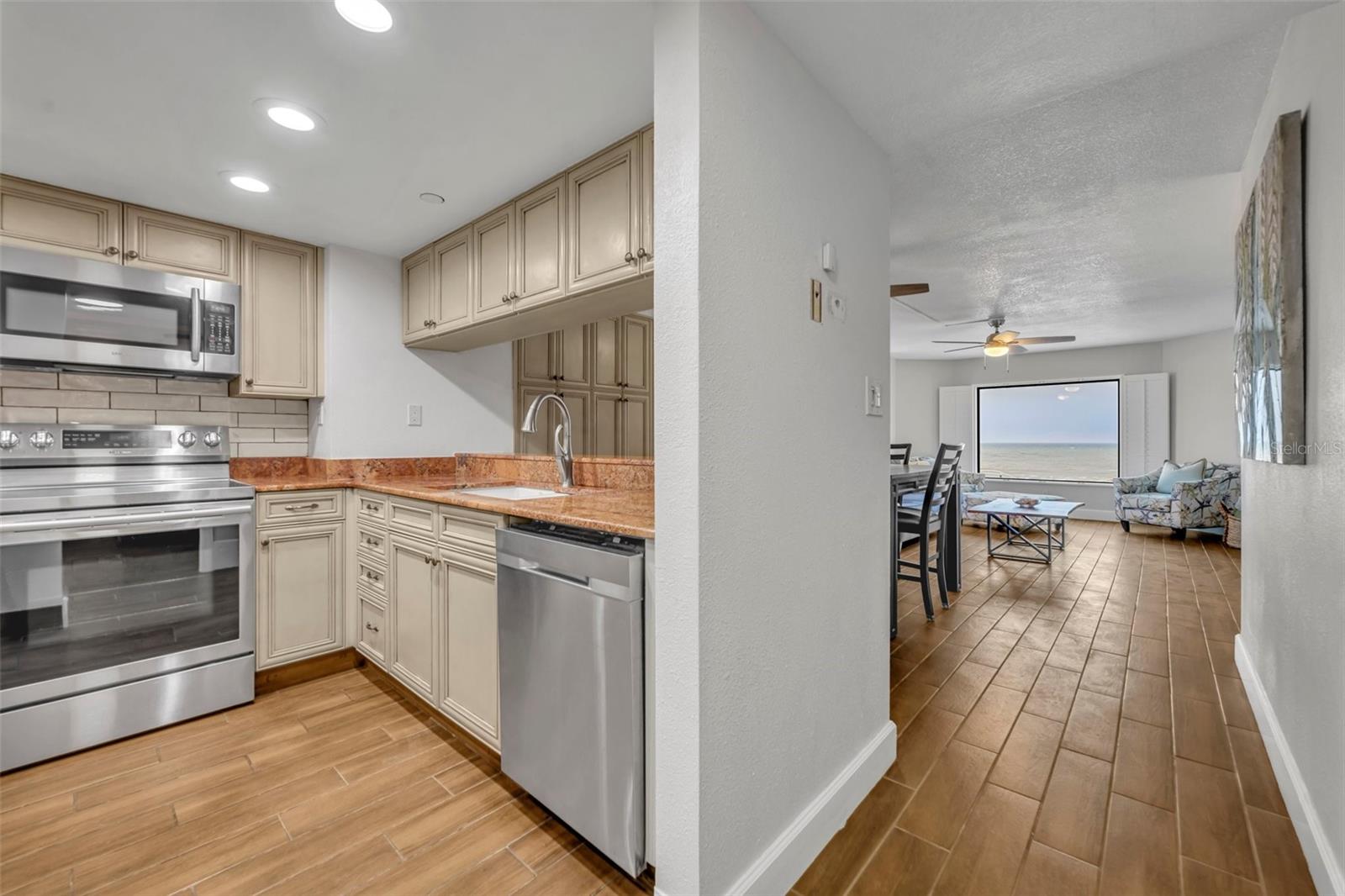 Image 4 of 43 For 5207 Atlantic Avenue 225