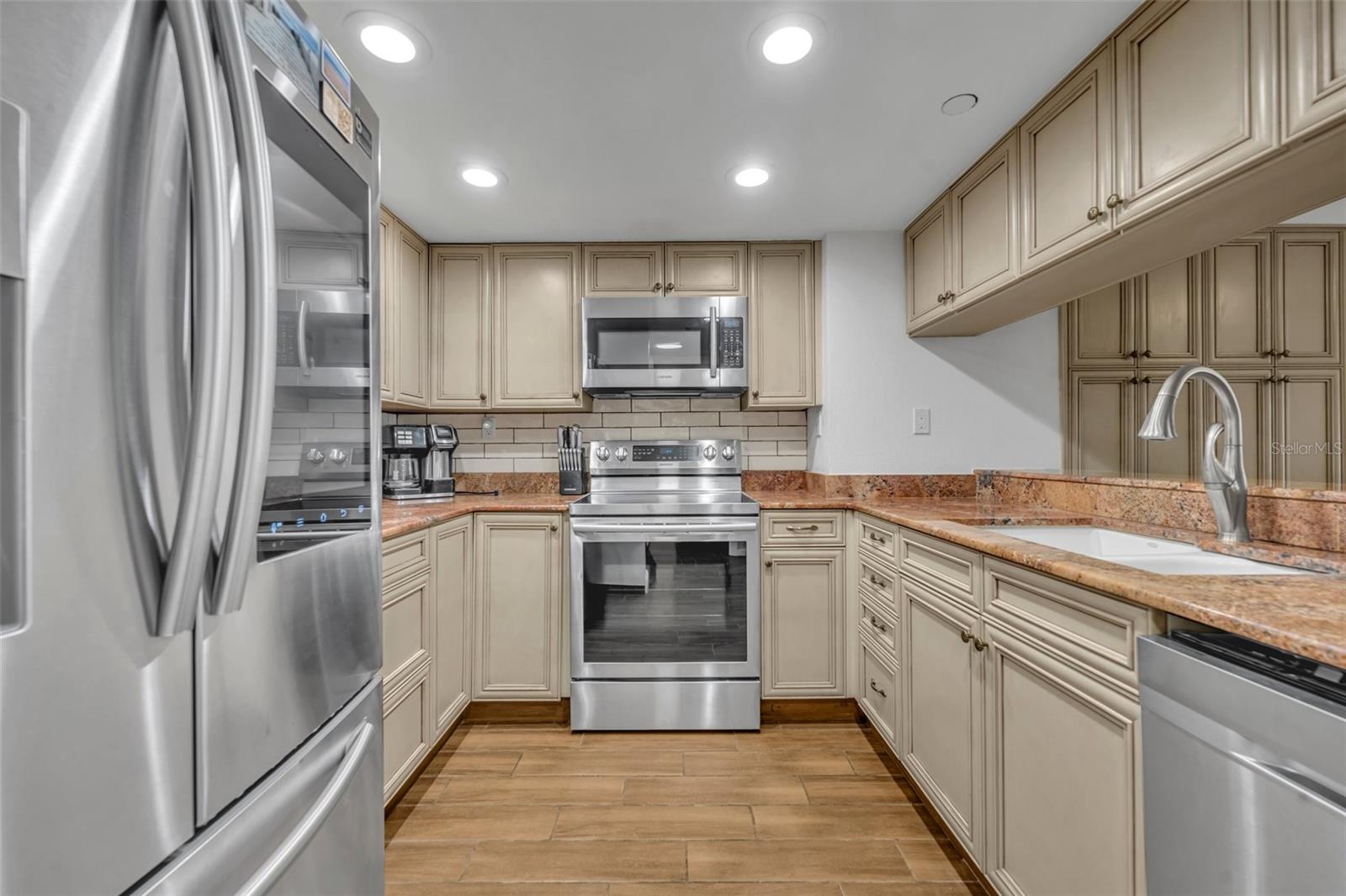 Image 5 of 43 For 5207 Atlantic Avenue 225