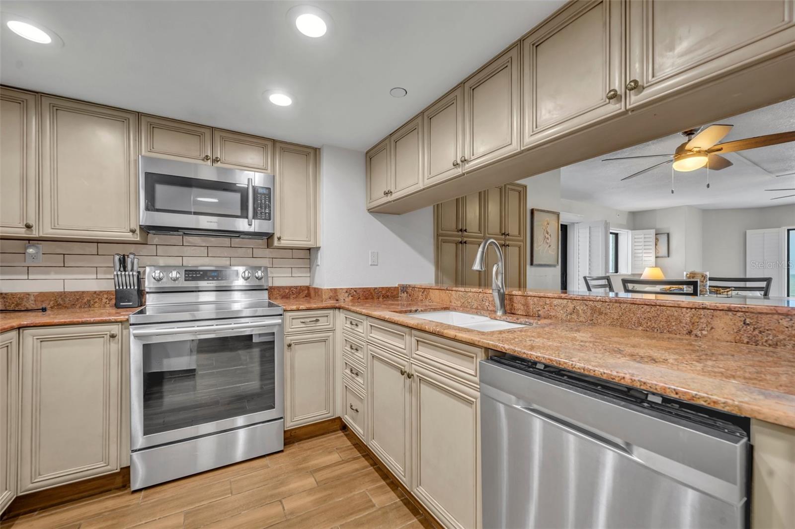 Image 7 of 43 For 5207 Atlantic Avenue 225