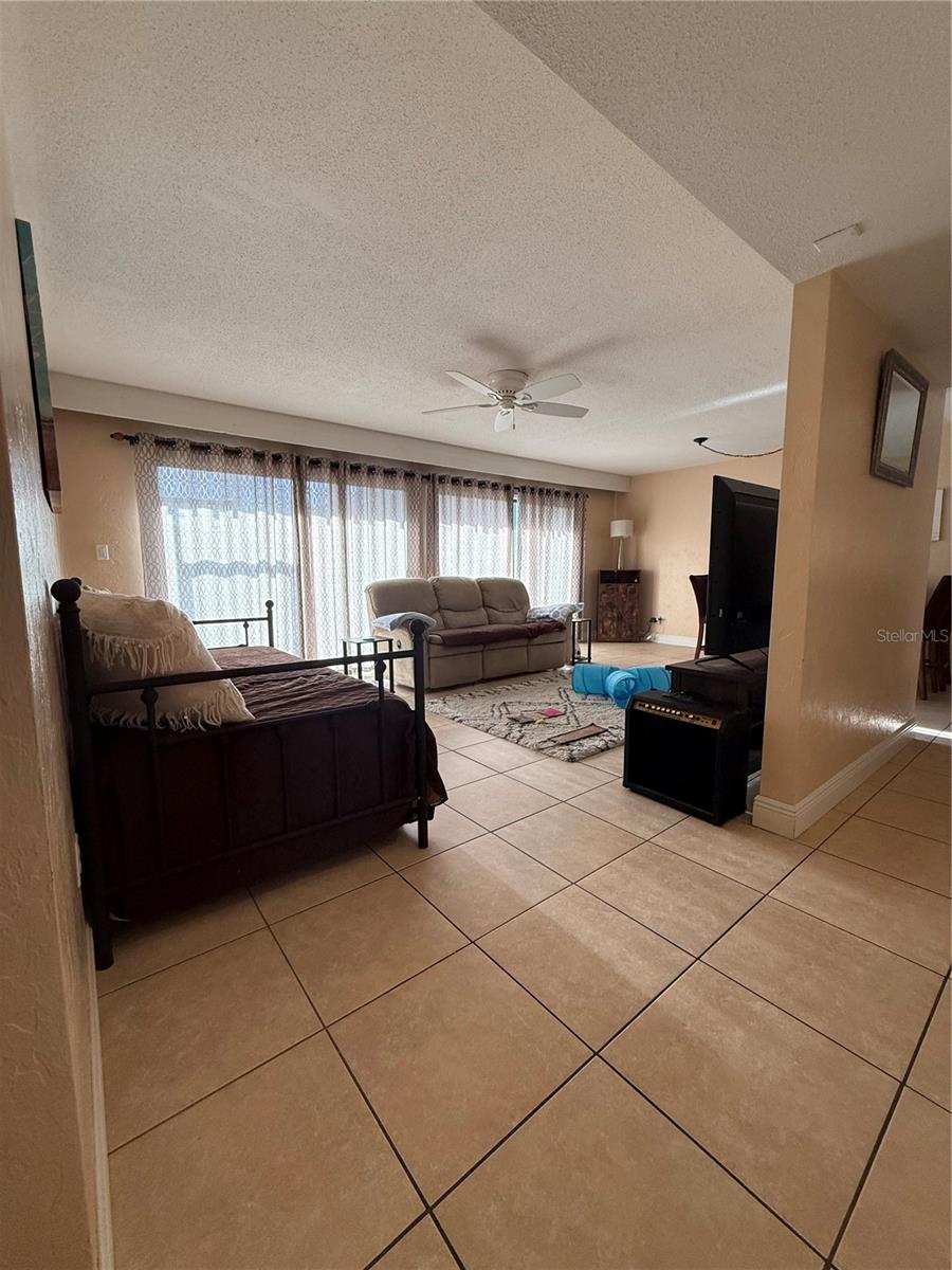 Image 21 of 35 For 821 Pinewood Court 821